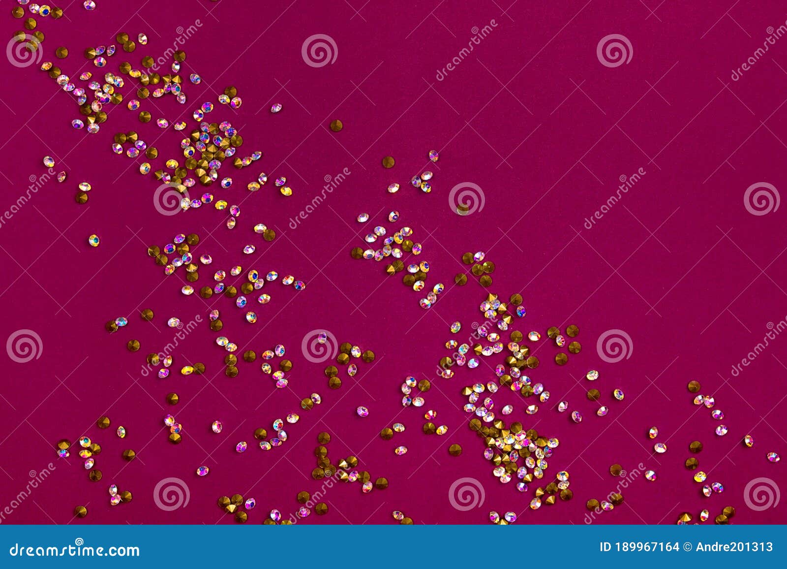Разноцветные блестящие стразы, разбросанные по фон цвета красного вина  Стоковое Фото - изображение насчитывающей фасетка, декор: 189967164