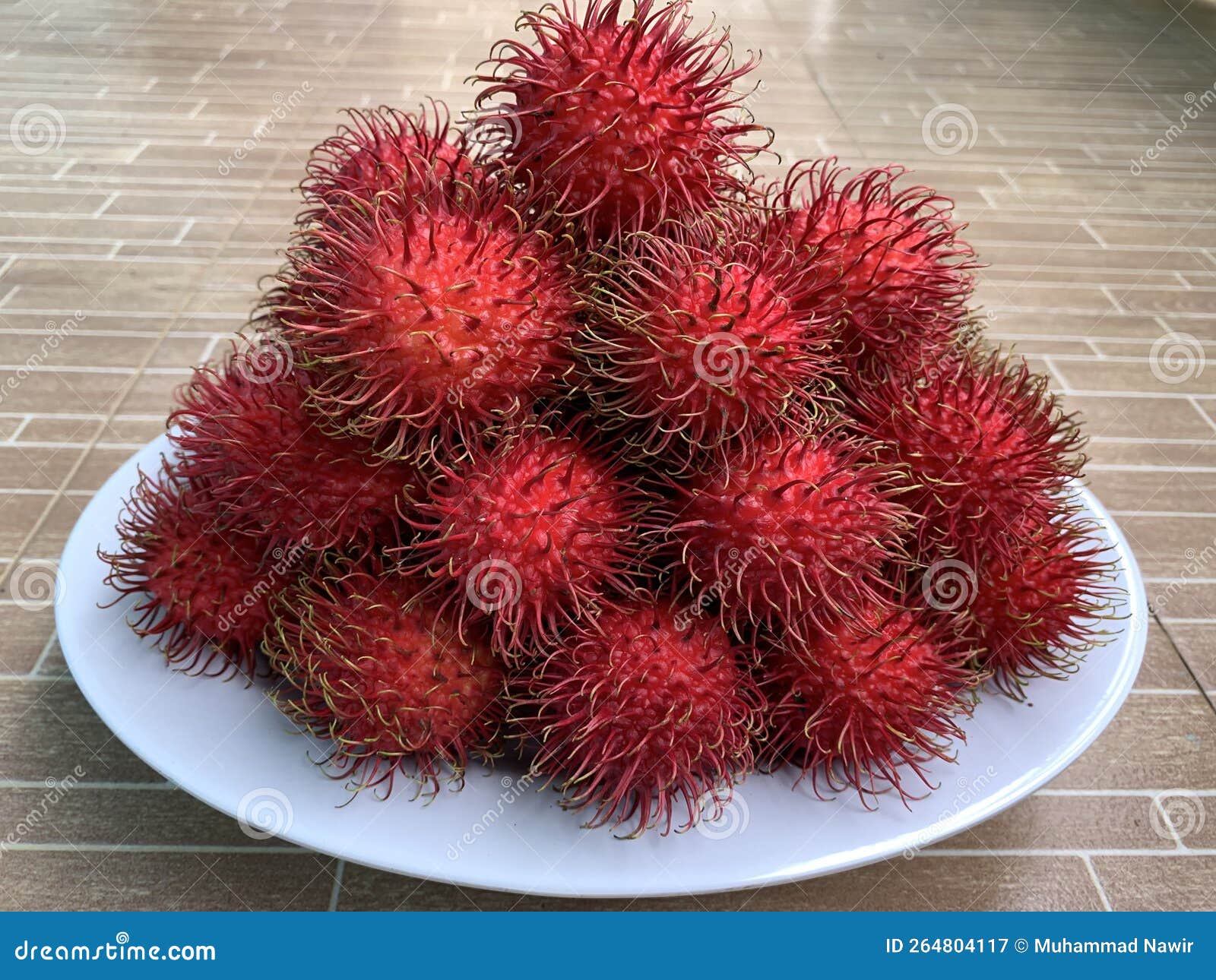 рамбутан или волосатый фрукт, полученный из индонии с сладким вкусом и  очень здоровым Стоковое Изображение - изображение насчитывающей природа,  пепельнообразные: 264804117