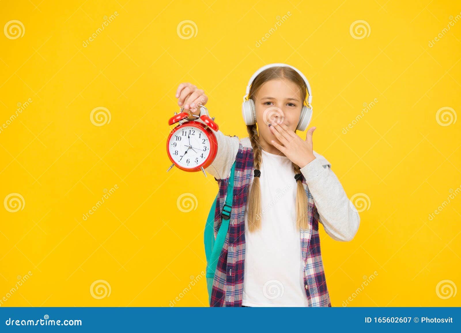 Расписание классов Школьница держит будильник желтый фон Концепция времени  школы Начало уроков Время Стоковое Изображение - изображение насчитывающей  урок, ретро: 165602607