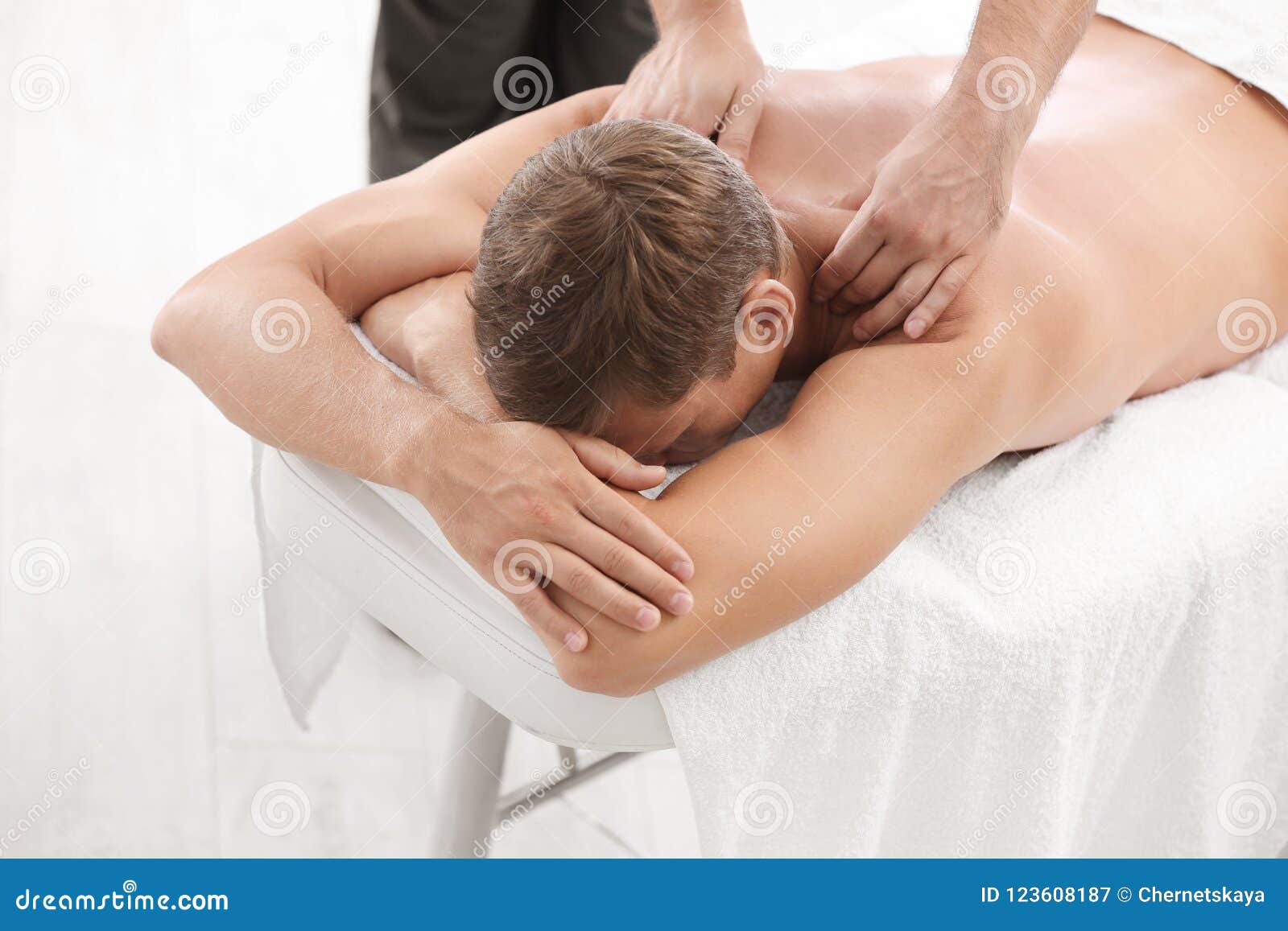 Астрахань расслабляющий для мужчин. Ручной расслабления мужчина. Массаж спины расслабляющий для мужчин. Массаж для спины мужчине расслабляющий мужчин. Массаж спины расслабляющий для мужчин в домашних условиях.