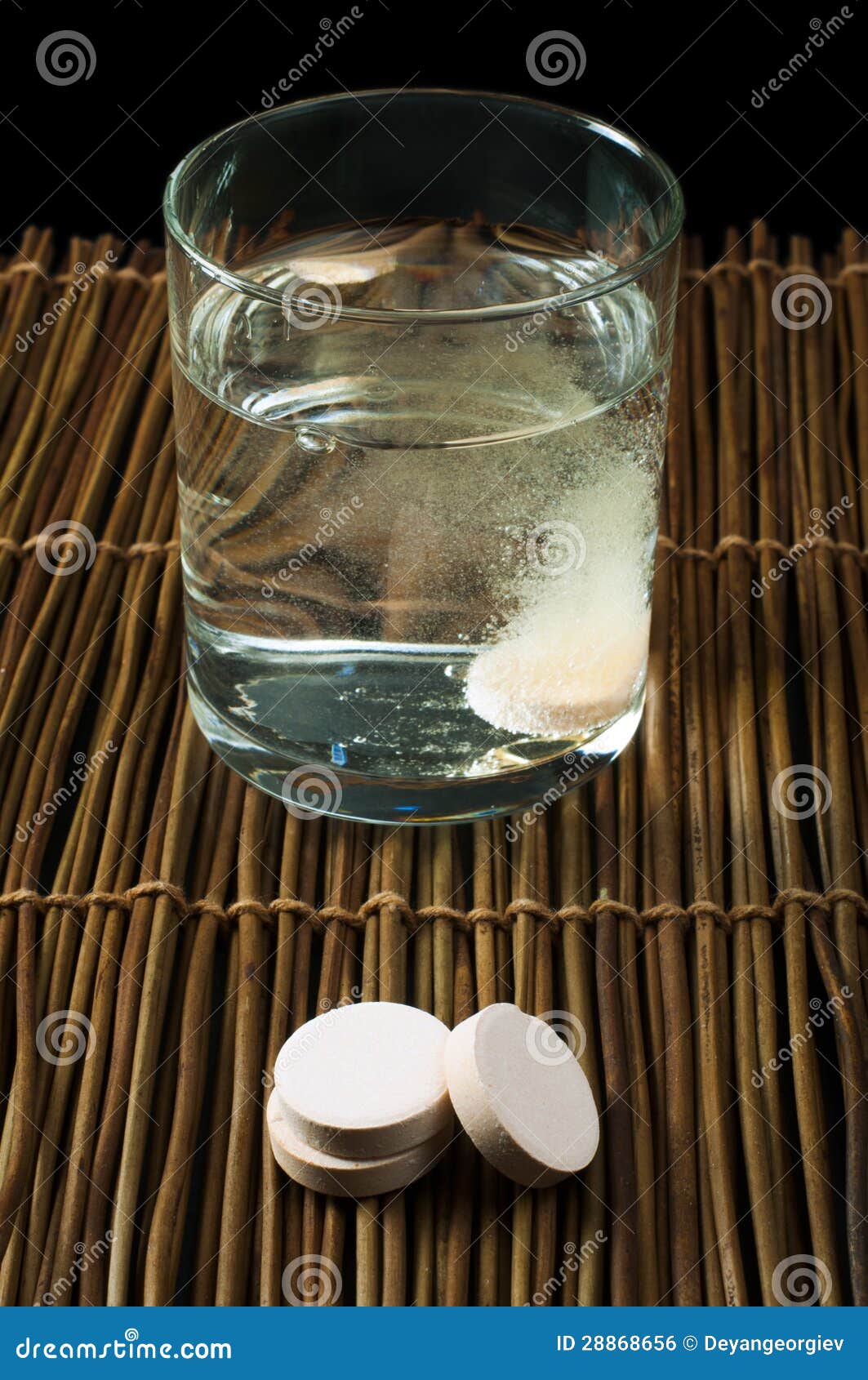 Глицерин растворимый в воде. Стакан воды и аспирин. Аспирин в воде. Таблетка аспирина в стакане воды. Растворение таблетки в воде.