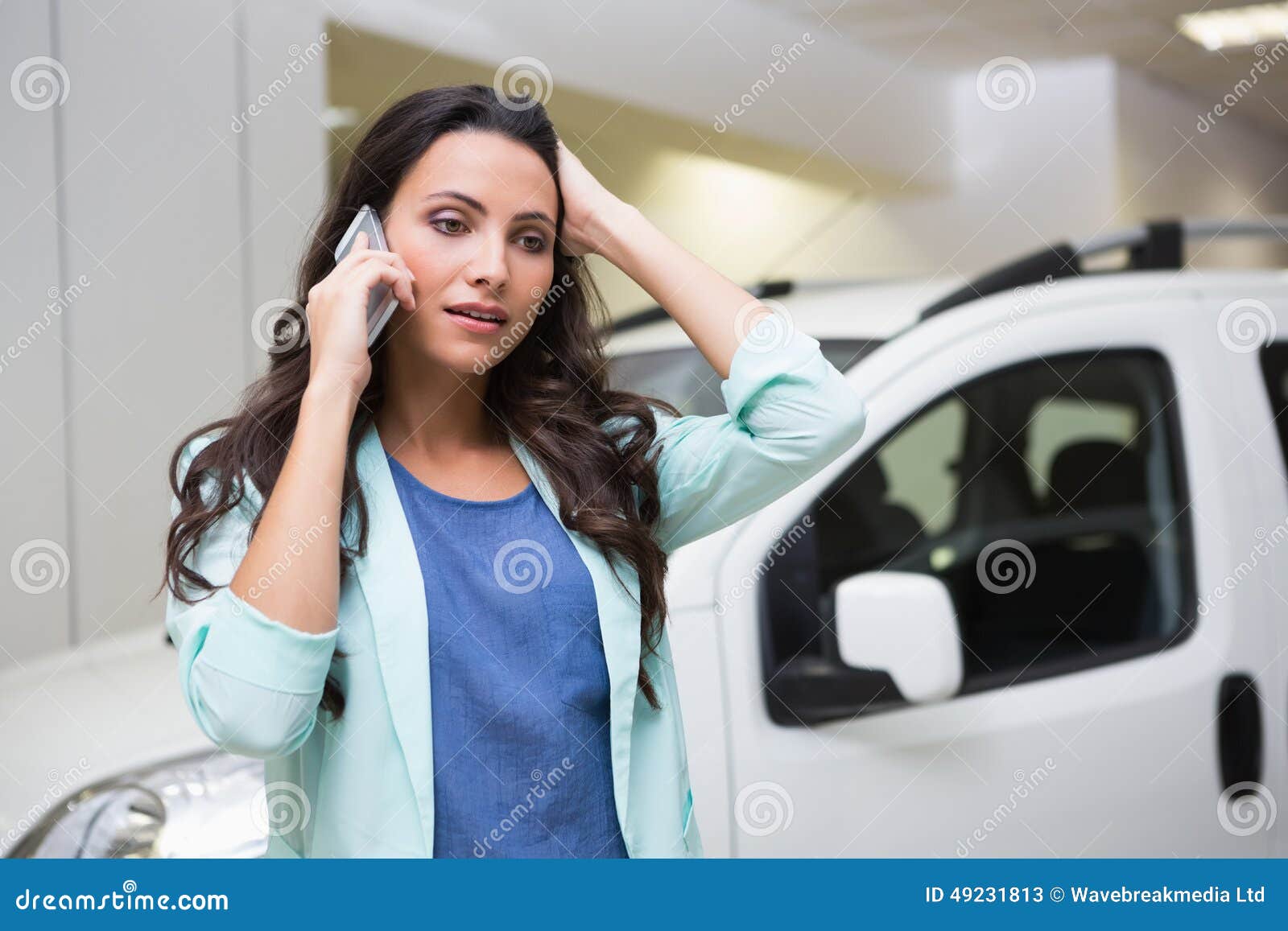 Фотосессия с телефоном. Красивые девушки на вызов. Серьезная женщина. Девушка с телефоном. Женщины по вызову.