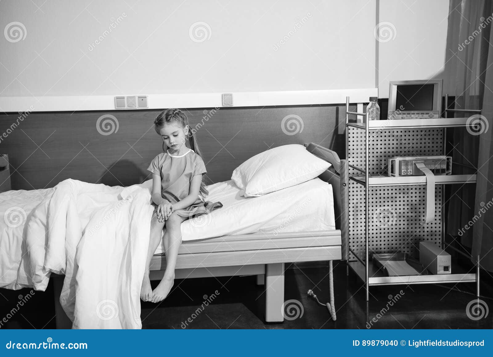 Пациент сидит. Девушка в палате сидит. Женщина в больнице на койке. Девушка в больничной палате. Девушка сидит в больнице.