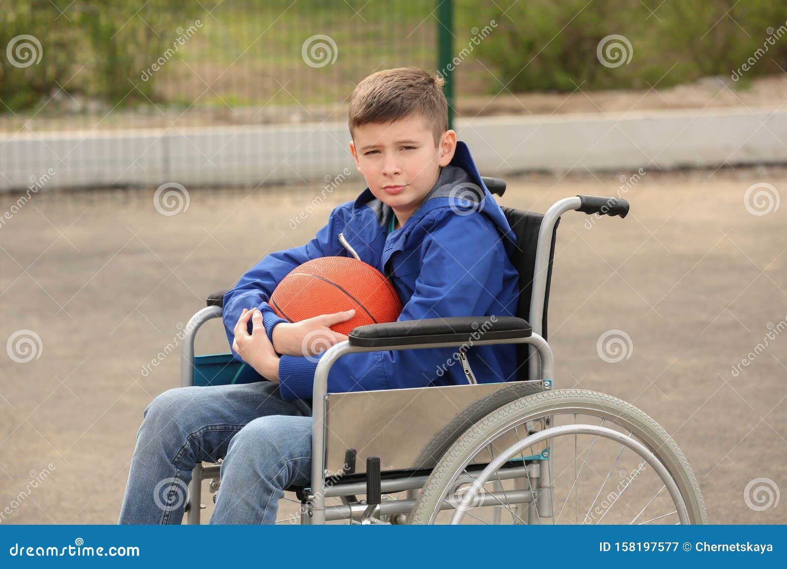 ребенок в инвалидной коляске. мальчик в инвалидном кресле. коляска для детей инвалидов. мальчик в инвалидной коляске. коляска для инвалидов.