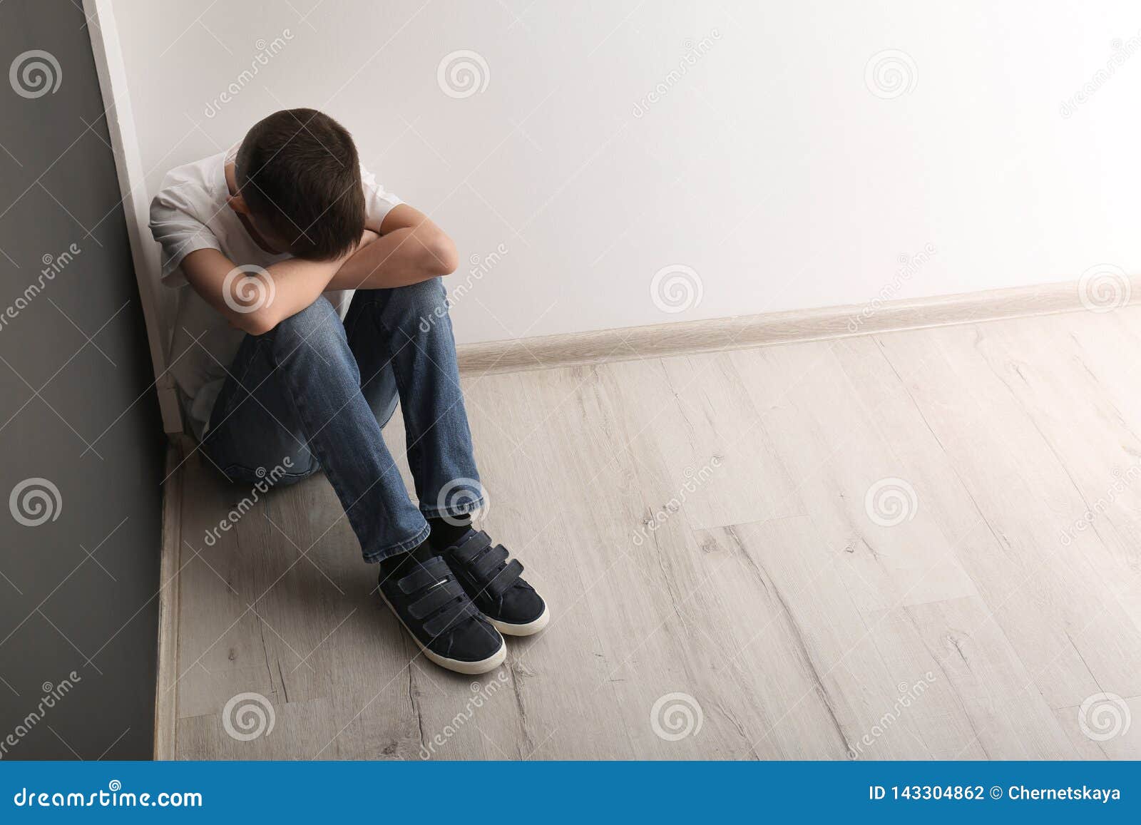 Пол подростка. Мальчик сидит на полу. Подросток сидит на полу. Мальчик подросток сидит на полу. Расстроенный подросток.