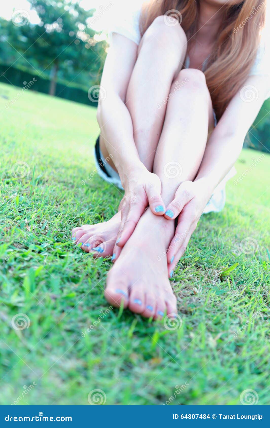 Босые ноги девочек. Две босые женщины. Босых ю ю. Босых ю ю. Босые девушки в джинсах.