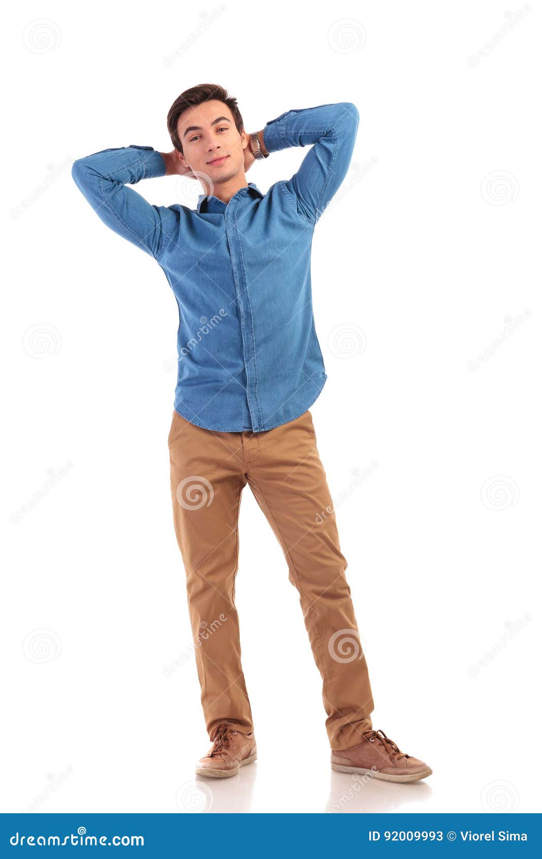 парень облокотился на стену. парень руки за головой. осанкой принято называть. парень стоит. человек облокотился на стену.