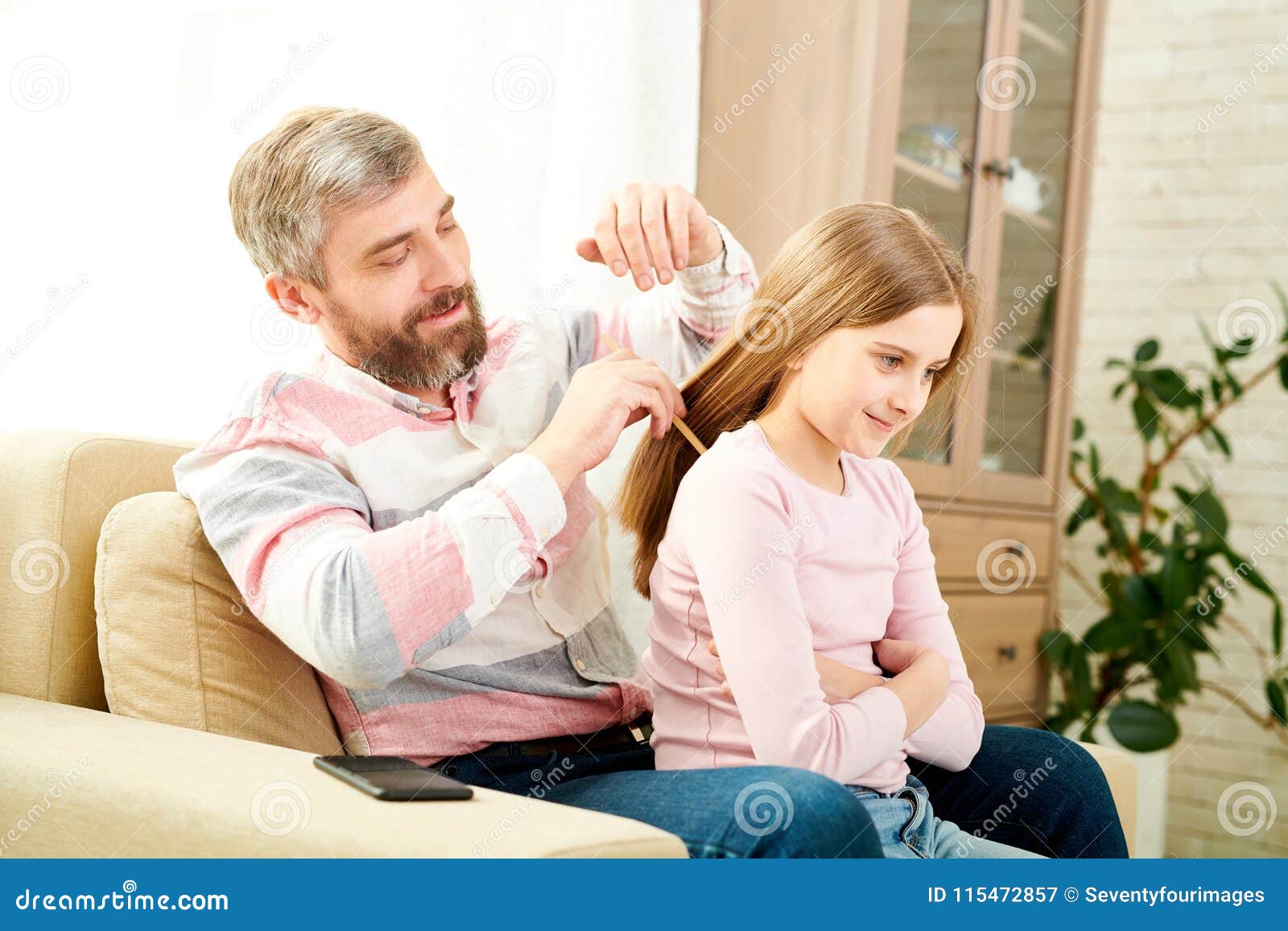 Отец и дочь волосы. Папа причесывает дочку. Папа расчесывает дочку. Отец причесывает волосы дочери. Отец расчесывает волосы дочери.
