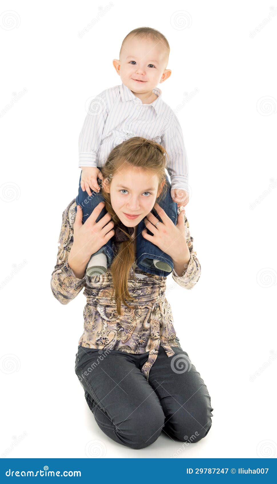 Отец с ребенком на плечах. Ребенок верхом на папе. Ребенок сидит на шее. Девочка сидит на шее. Девочка сидит на девочке на шее.