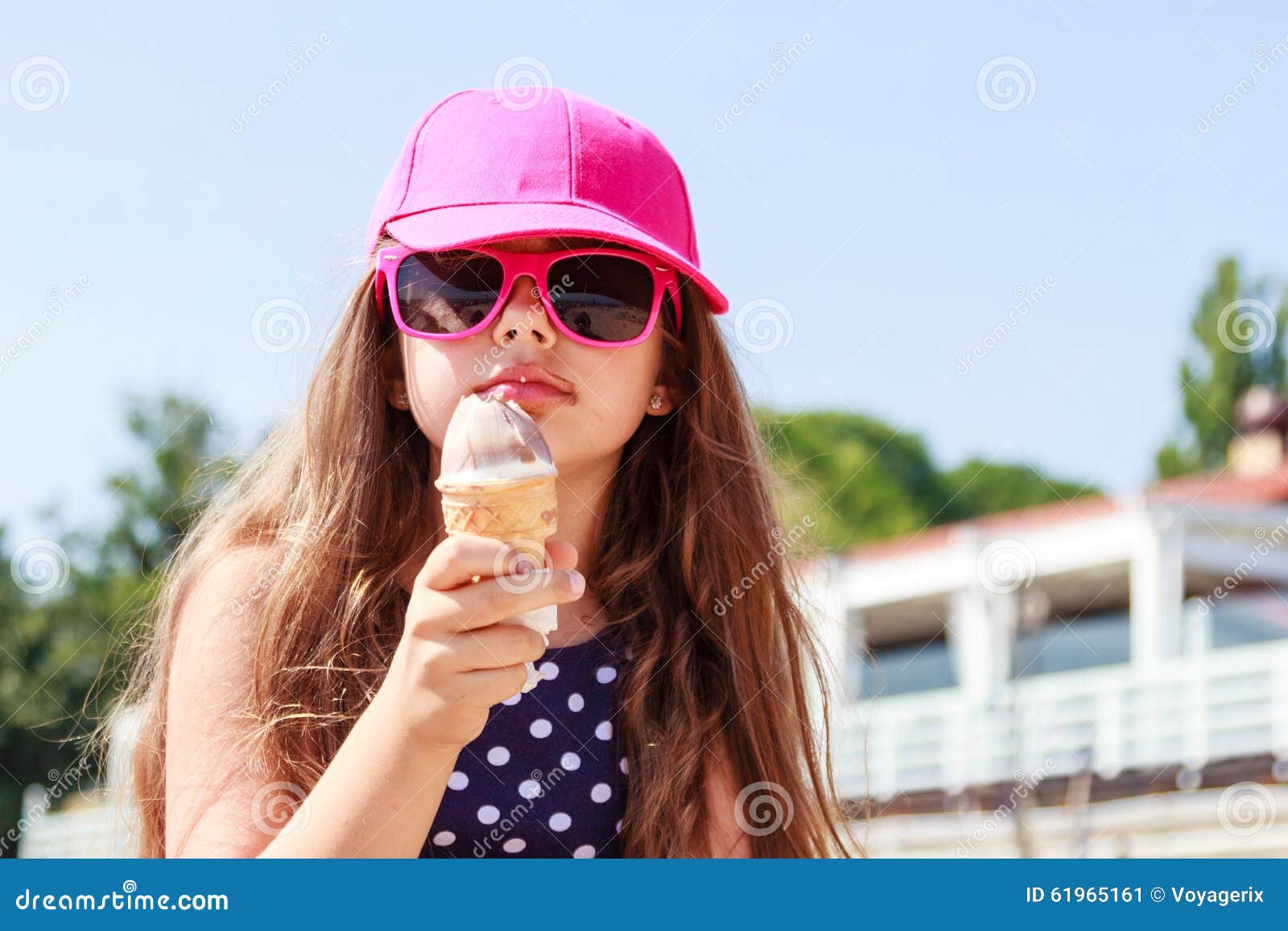 Есть мороженое ночью. Девочки подростки с мороженным. Девушка с мороженым. Девочка ест мороженое. Девушка лето мороженое.