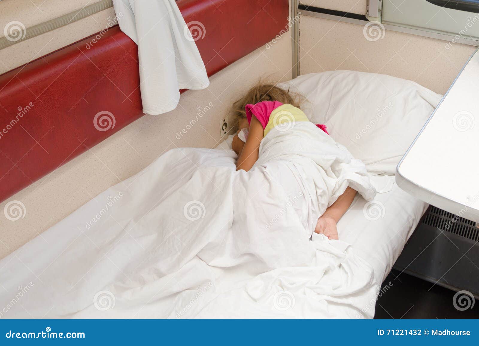 Как быстро уснуть в поезде. Как быстро уснуть в поезде. Люди спят в плацкарте. Как быстро уснуть в поезде. Девушка в вагоне поезда купе.