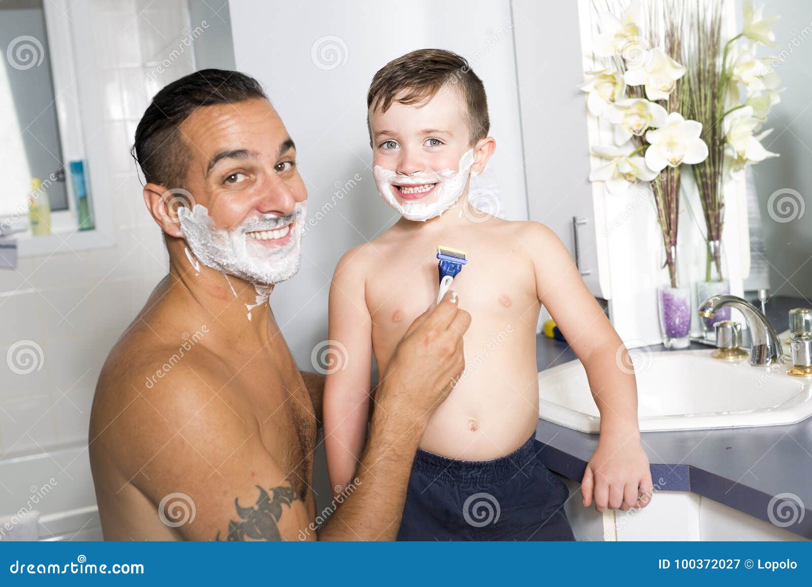 Мама бреет дочь. Отец в ванной. Сын в ванне. В ванне с отцом. Папа развлекает сына в ванной.