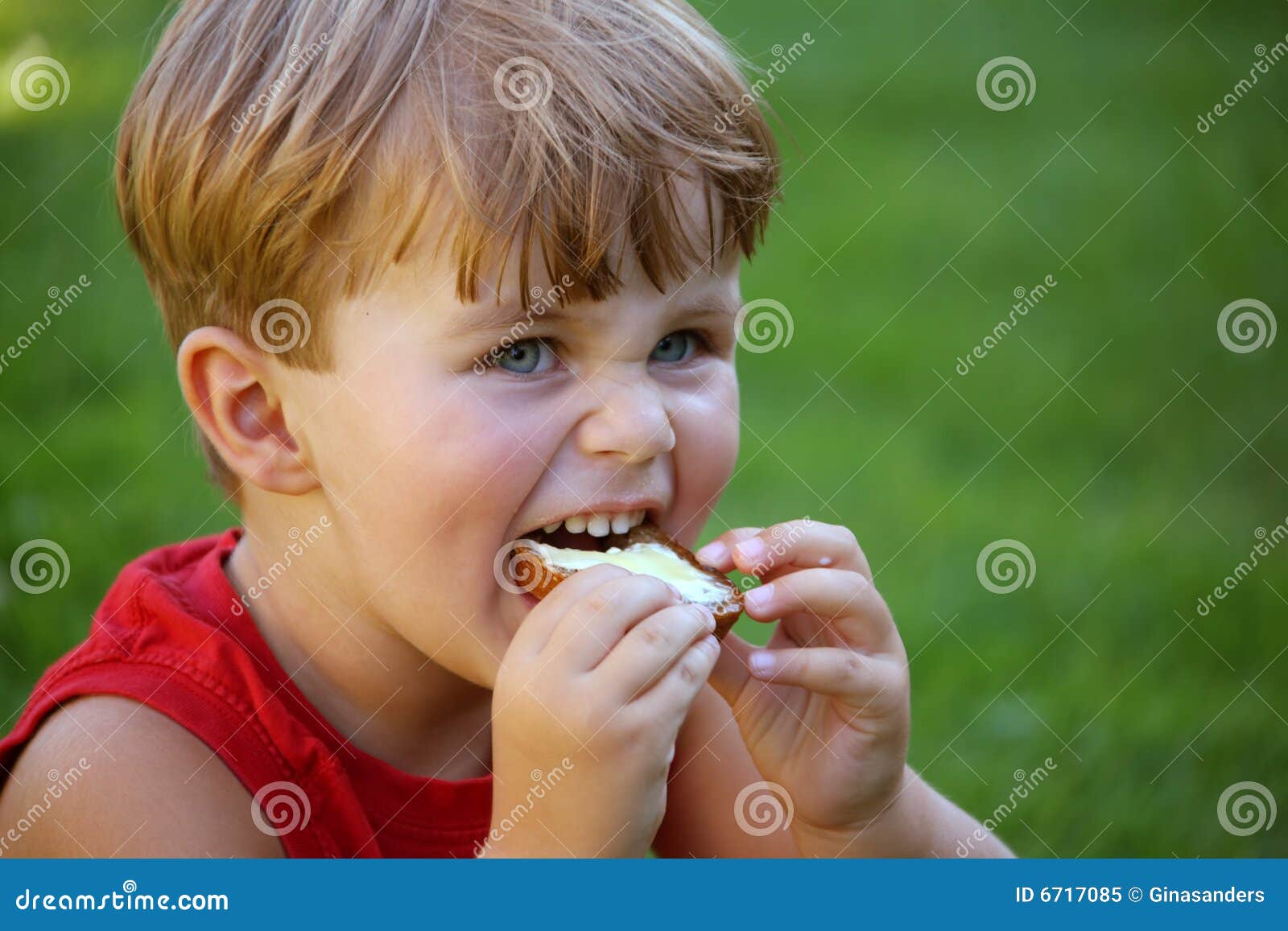 Дети едят масло. Мальчик ест бутерброд. Кусает бутерброд. Мальчик с бутербродом. Ребенок ест бутерброд.