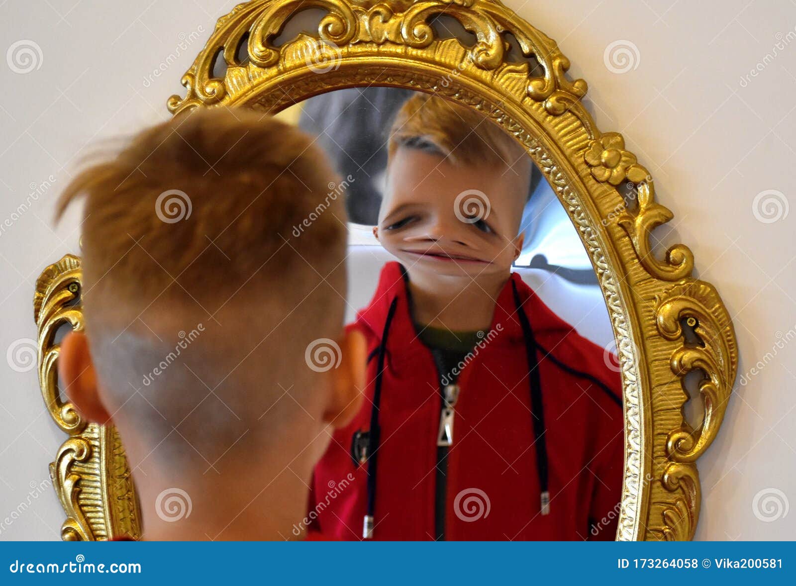 Почему в зеркале видно. Искажение в зеркале. Мальчик в отражении зеркала. Искажающее зеркало. Искаженное отражение в зеркале.