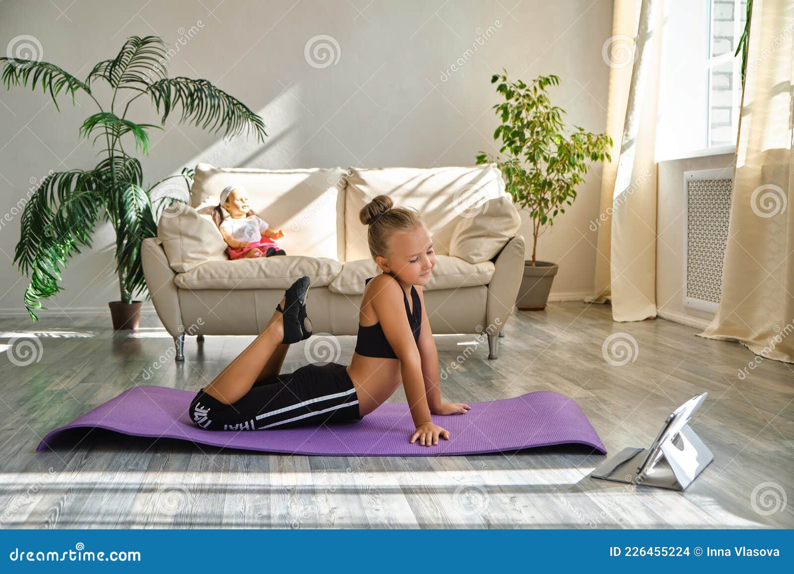 ребенок повторяя упражнения во время просмотра онлайн гимнастика йоги Стоковое Фото - изображение насчитывающей актеров, женщина: 226455224