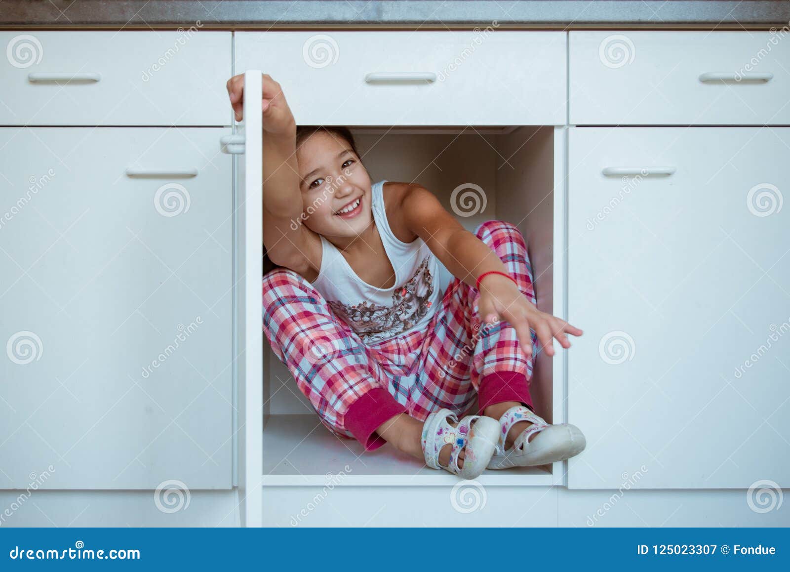 Ребенок прячется за маму. Ребенок прячется в шкафу. Женщина прячет ребенка. Женщина с ребенком. Женщина прячет ребенка.