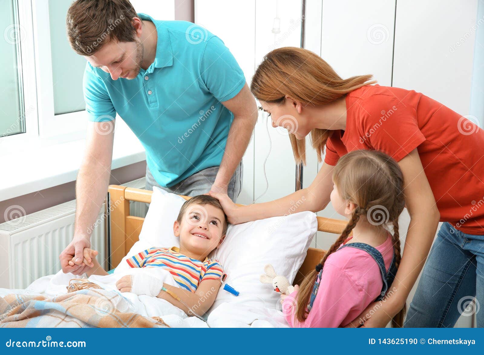 Ребенка навещаю в больнице. Счастливая семья в больнице. Счастливые дети в больнице. Ребёнок навещает детей в больнице. Семья и ребенок в больнице.