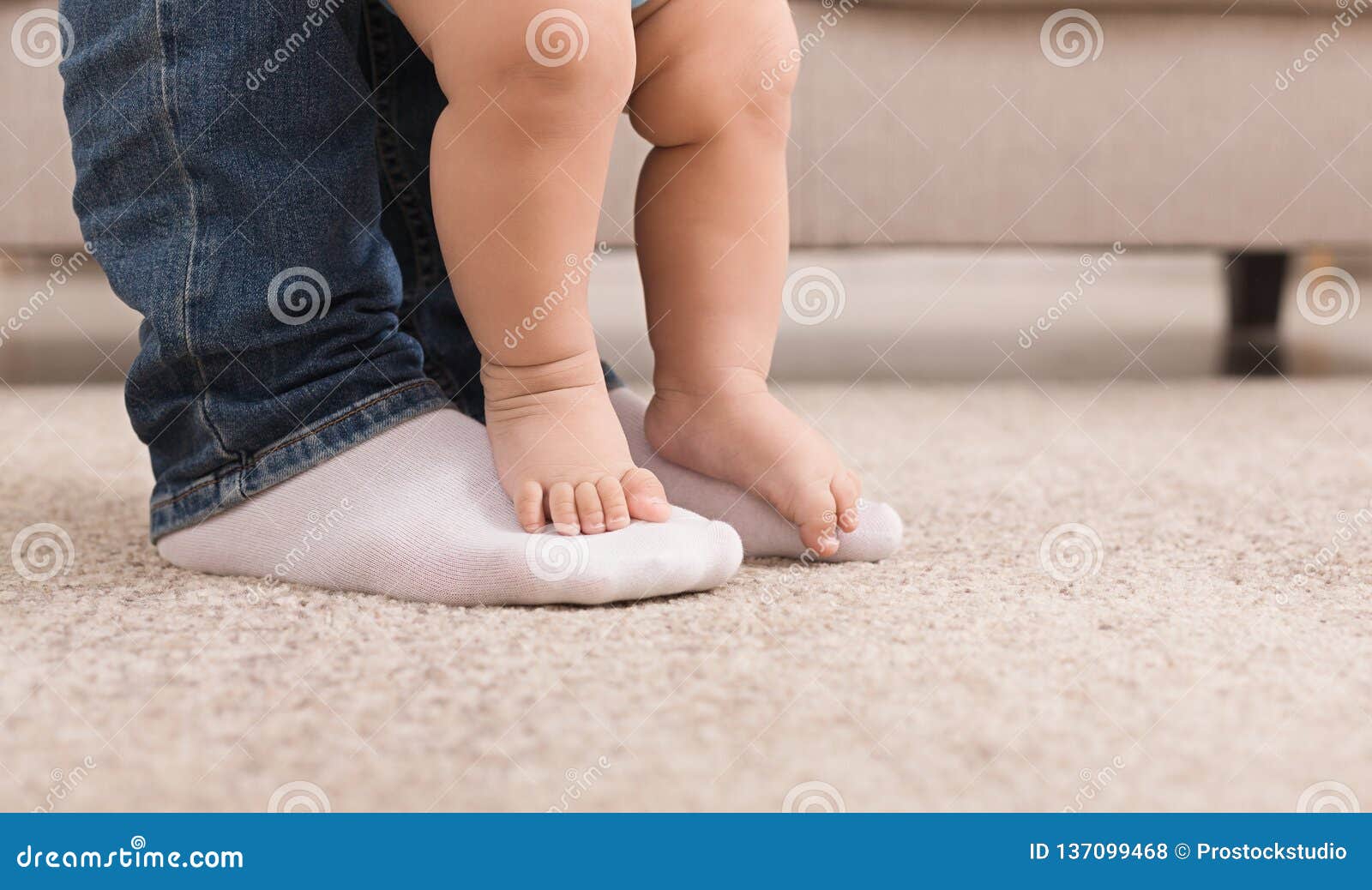 Ноги с младенчества в деревянных. Малыш учится ходить фото. Baby standing on one foot. Baby Walking foot Path. Включи папа ноги