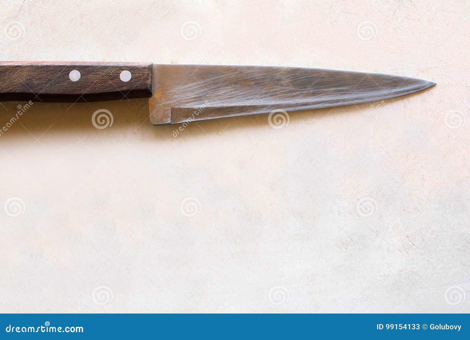 Почему оставляют нож на столе. Нож на столе. Ножик на столе. Нож лежит на столе. Стол нож доска.