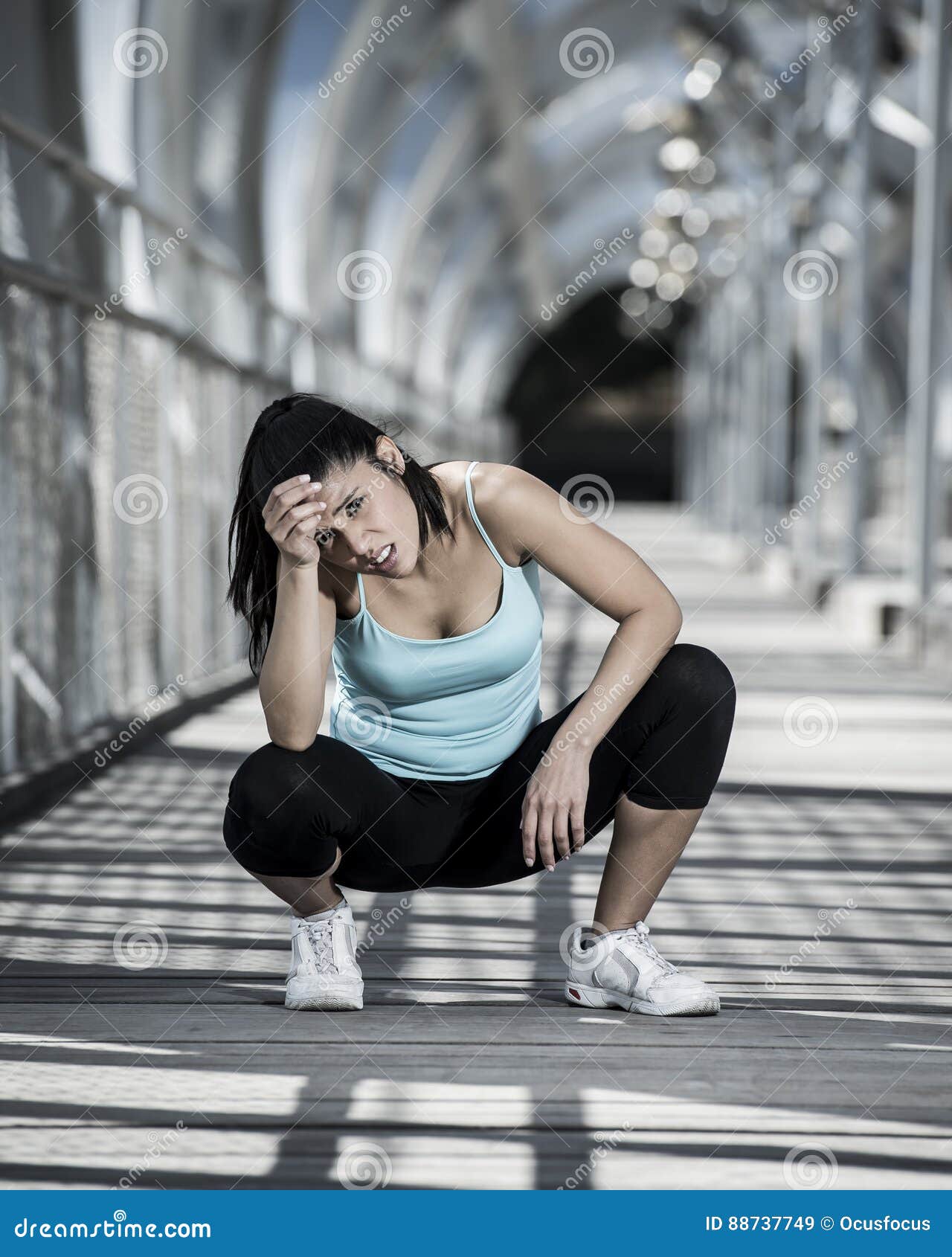 Устал дышать. Человек смотрит в телефон и его щея все ниже. Устал дышать. Не хочу жить устала. Breathlessness.