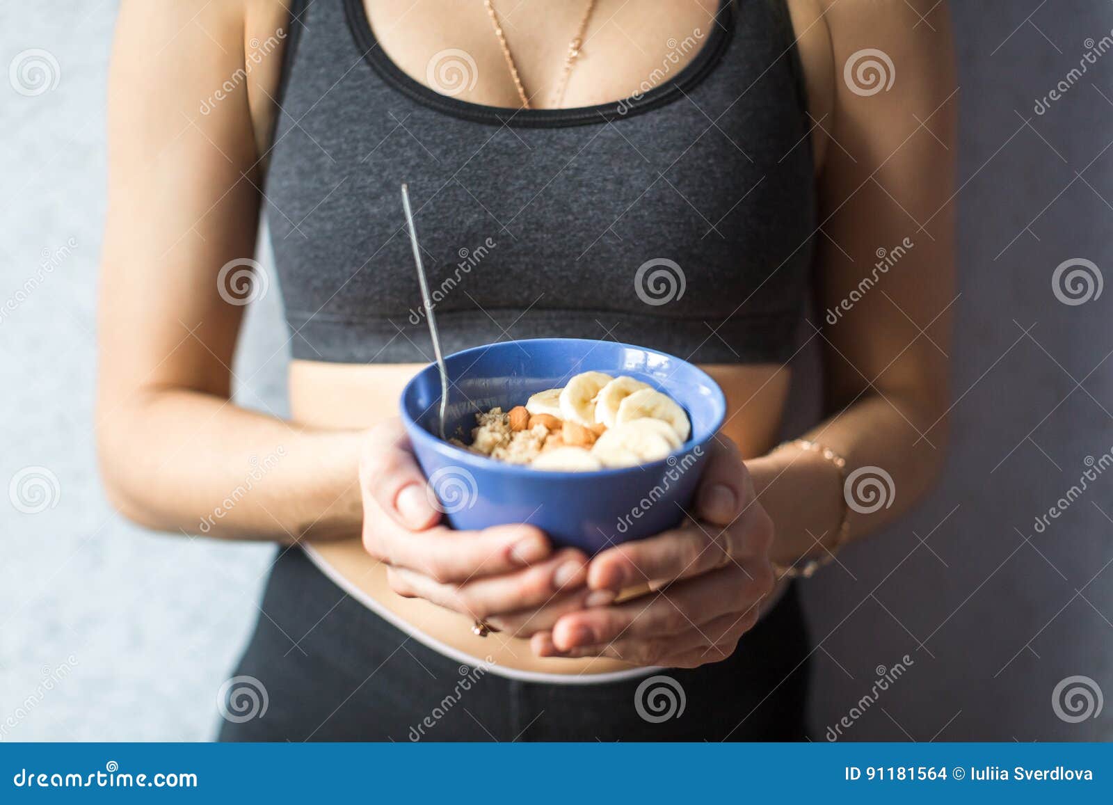 Бывшая девушка каши. Женщина ест кашу. Каша в руках. Девушка держит еду. Девушка ест овсянку.