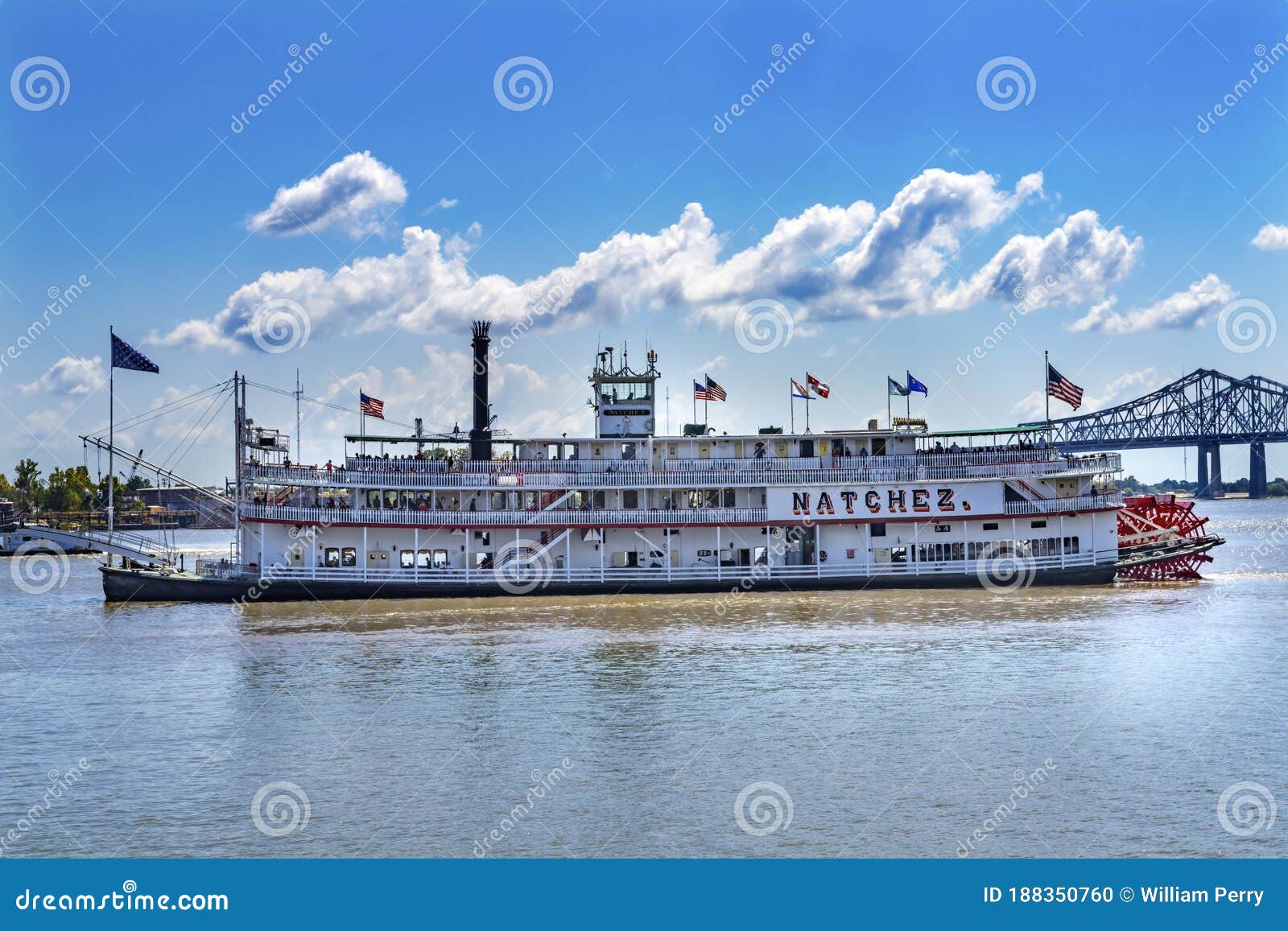 Река Миссиссиппи Новый Орлеан Луизиана речных судов парохода Natchez  туристов Редакционное Изображение - изображение насчитывающей причал, река:  188350760