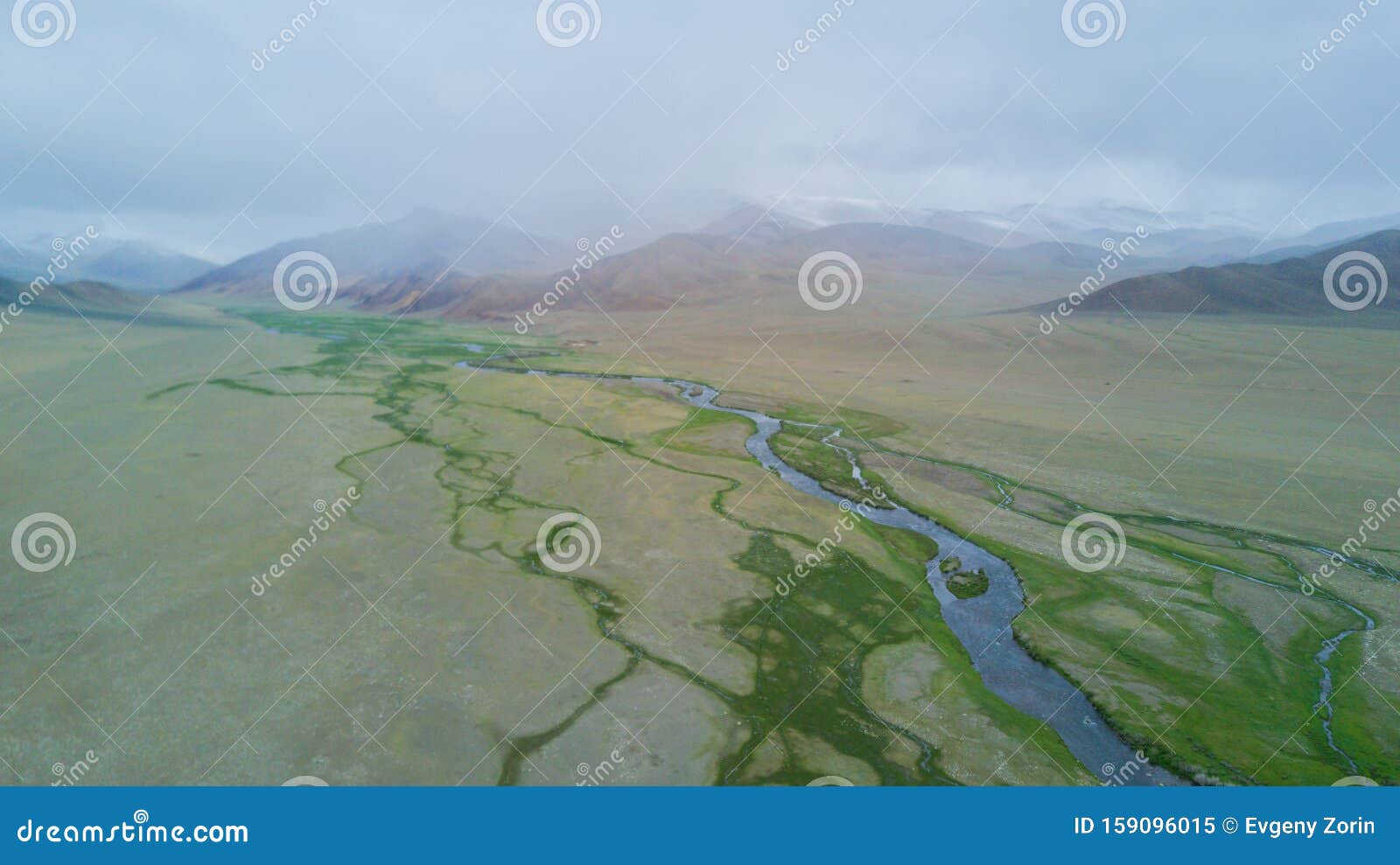 Река протекающая в россии и монголии. Дальше идут степные места удивительный. Гигантская степь место неба хромакей. Колокольчик желтый Монголии горы.