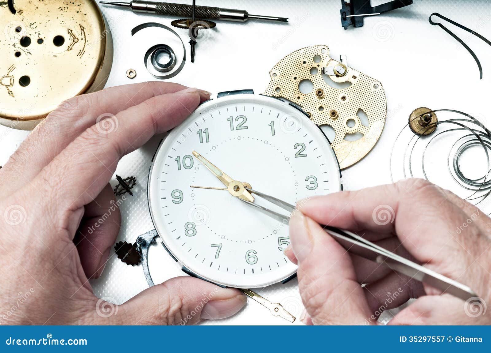 Фирма занимается ремонтом часов приобретение комплектующих. Часовой сервис. Ремонт часов картинки. Реставрация ручных часов. Часовая мастерская футаж.