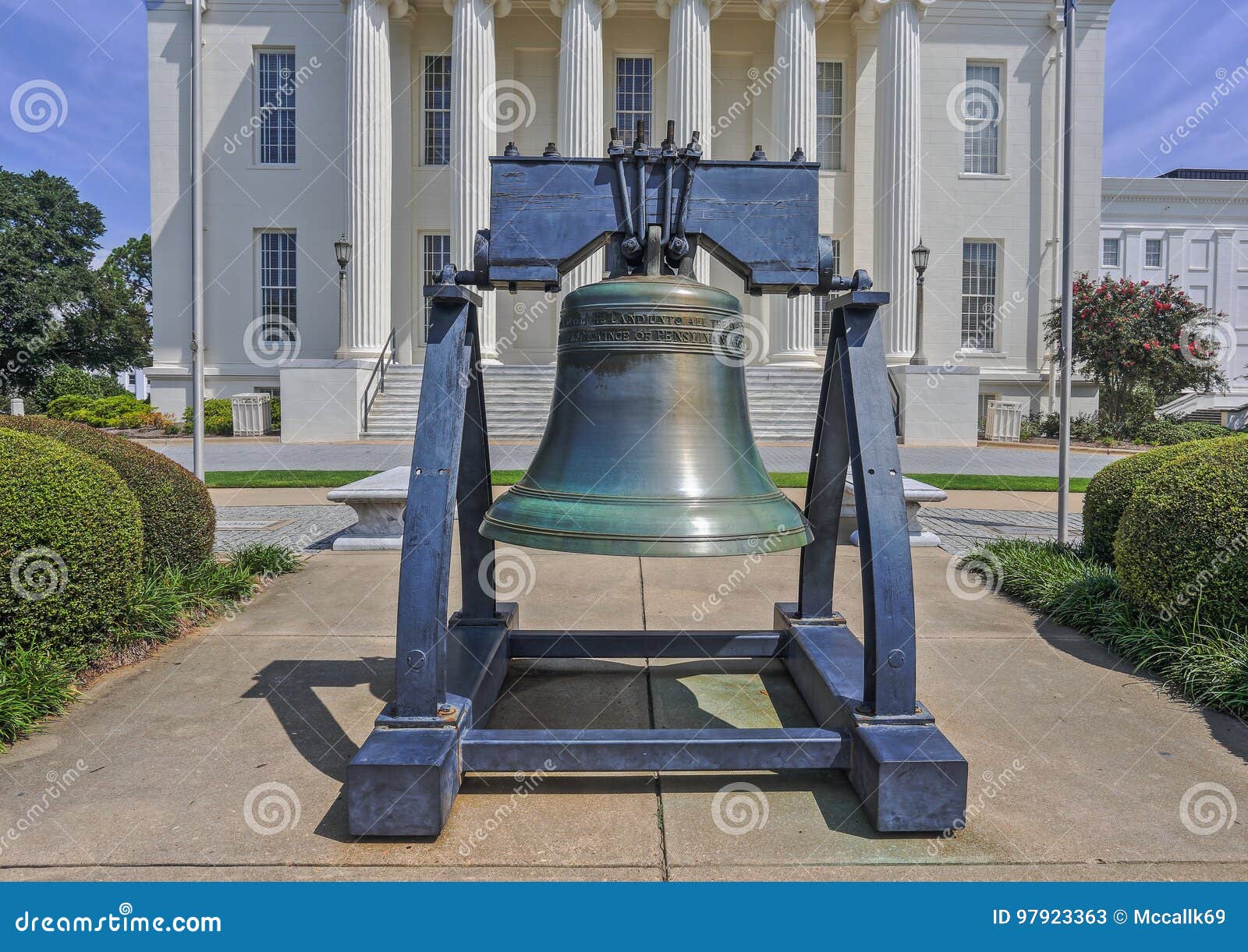 Реплика колокола свободы на землях капитолия положения Алабамы