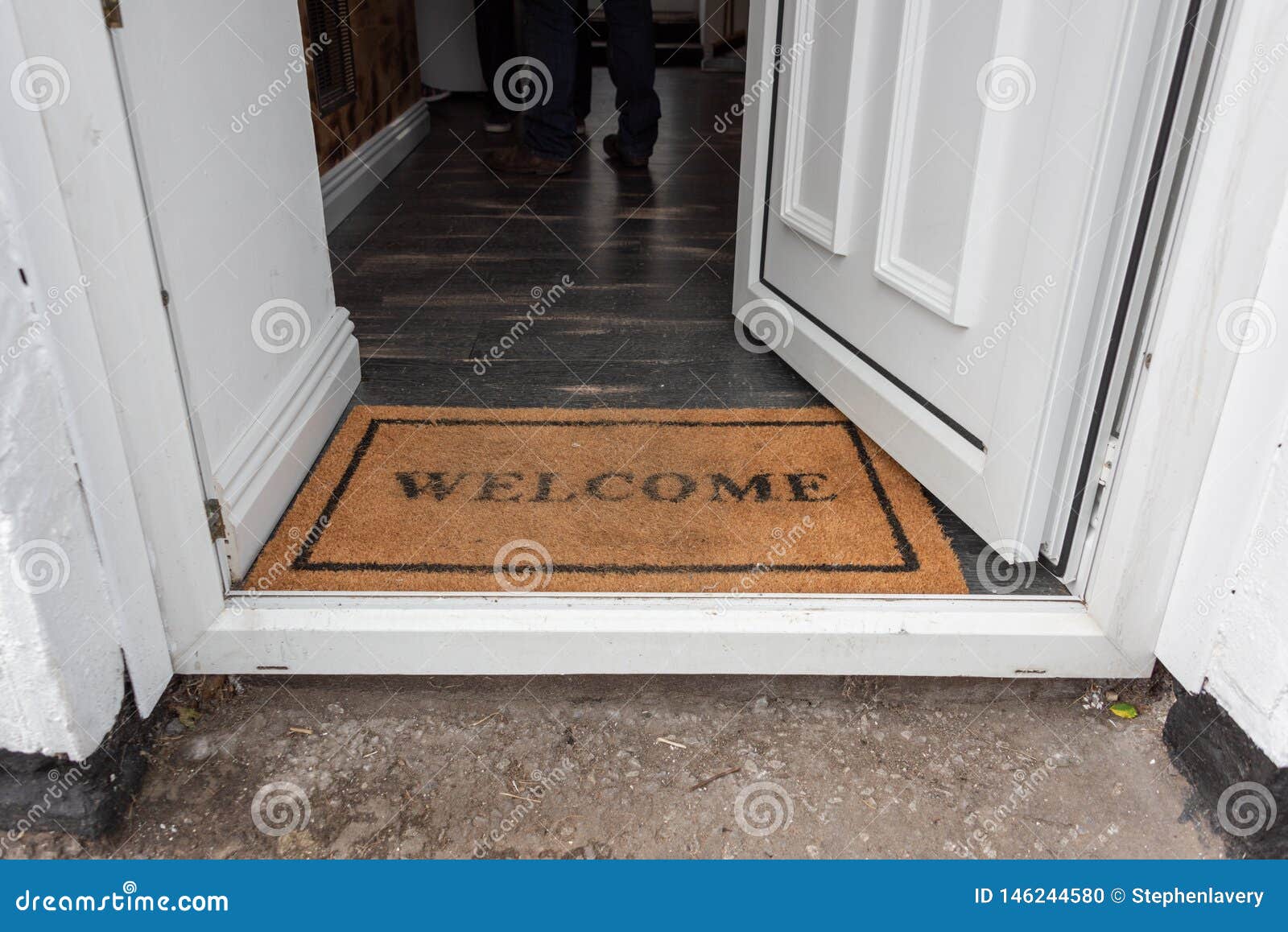 Hello open. Open the Door Welcome. Open Door mat. Мы у входа в дверь. Open your Doors with English.