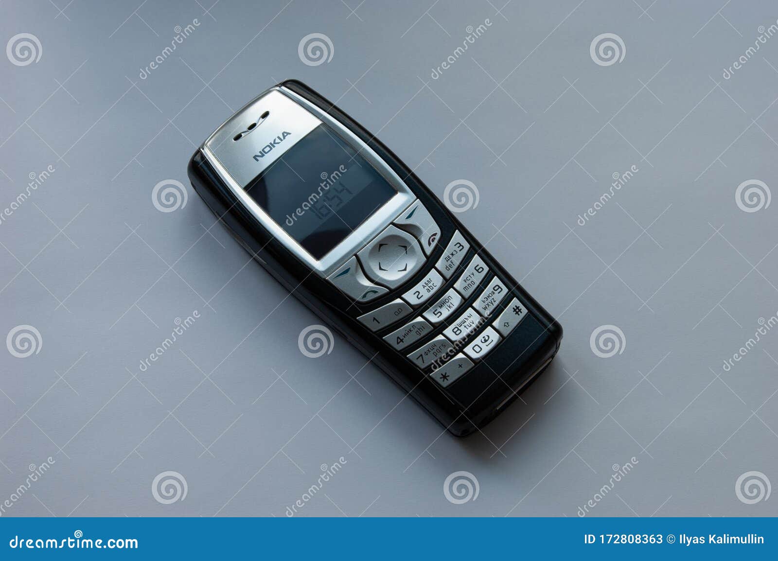Ретро мобильный телефон Nokia 6610 с помощью кнопок Редакционное Стоковое  Фото - изображение насчитывающей москва, декабрь: 172808363