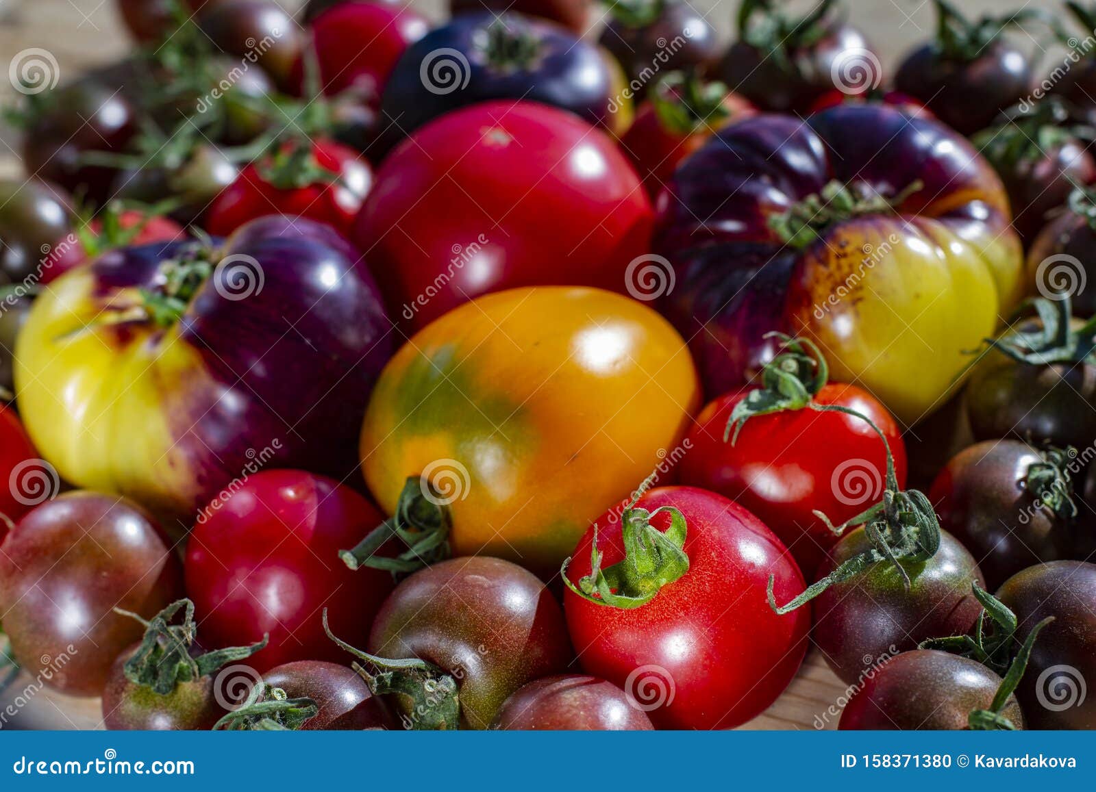 Речные сортовые томаты на деревянном фоне Стоковое Фото - изображениенасчитывающей много, варить: 158371380