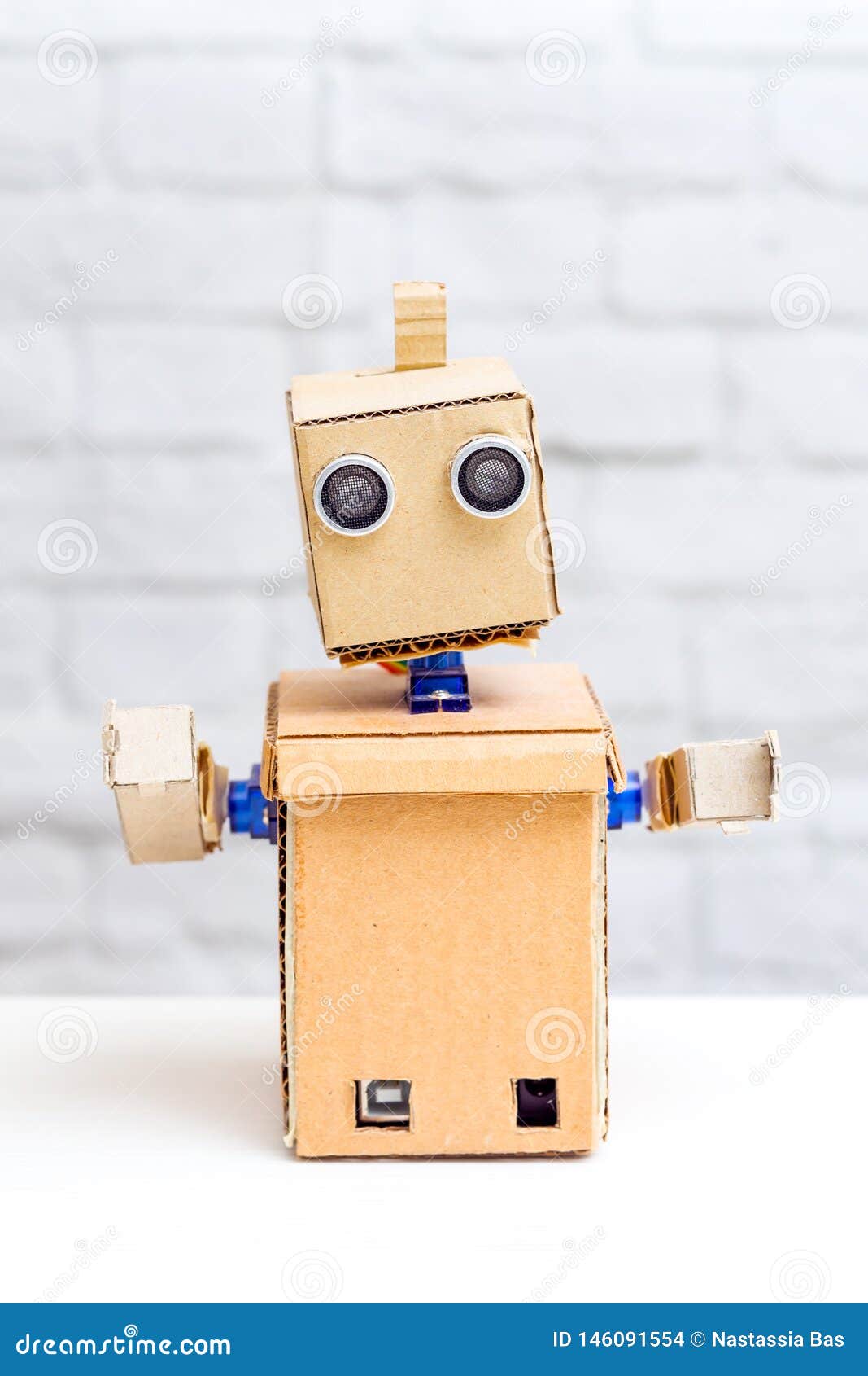 Робот картона с руками ( стоковое фото. изображение насчитывающей образец -  146091554
