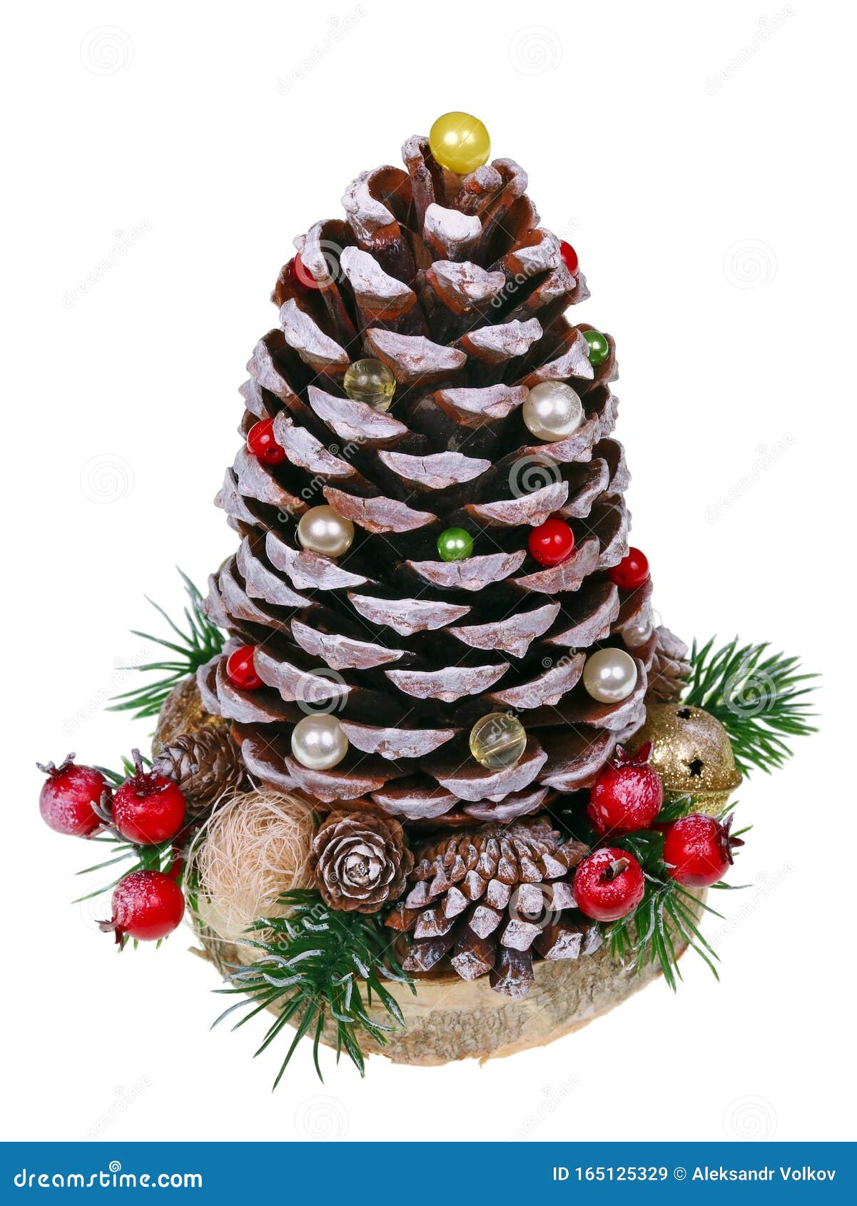 рождественская домашняя елка в загородном стиле сделала большой конус  альпийского кедрового дерева европе, красных ягод и жемчуг Стоковое  Изображение - изображение насчитывающей сосенка, ель: 165125329