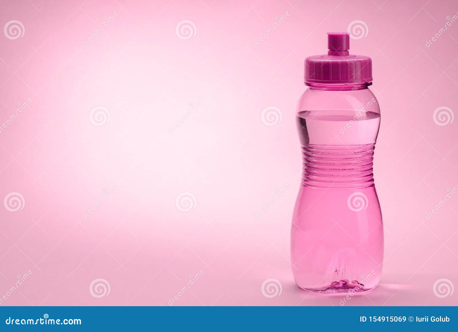 Розовый флакон для волос. Розовая пластиковая бутылка. Розовая бутылка для воды. Розовая пластмассовая бутылка для воды. Розовая стеклянная бутылка.