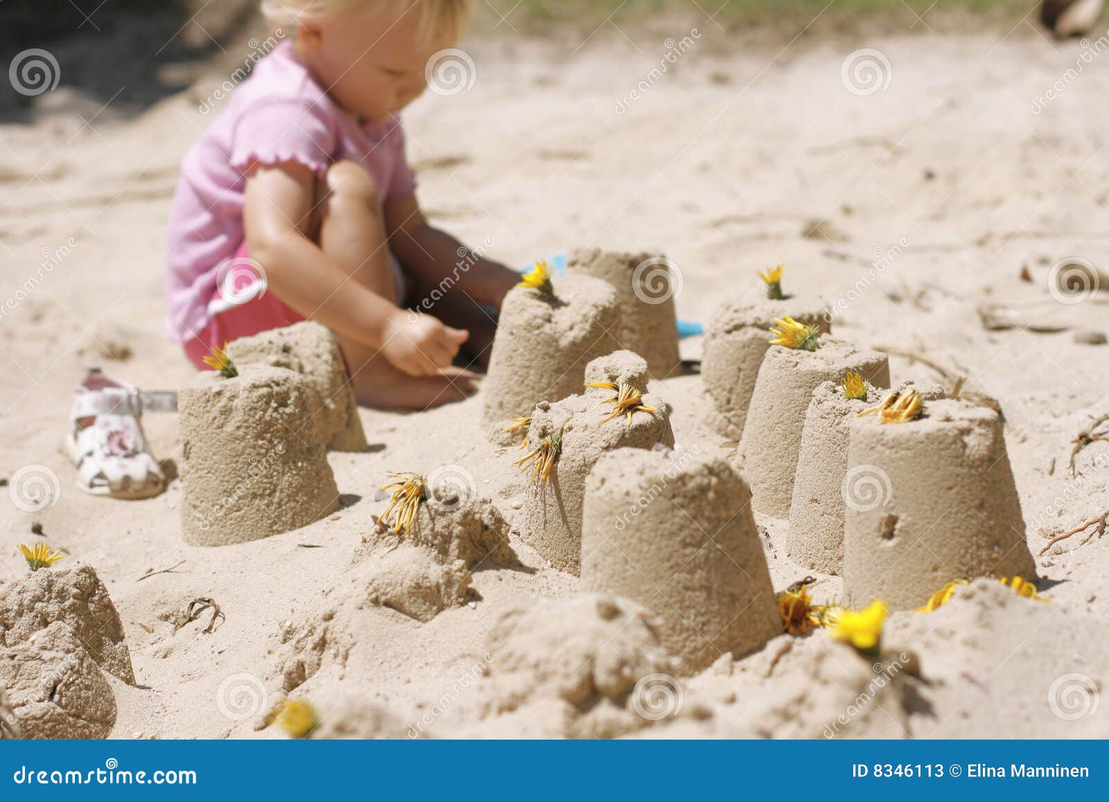 Make a sand castle. Песочный замок. Замки из песка детские. Песчаный замок в песочнице. Кулич из песка.