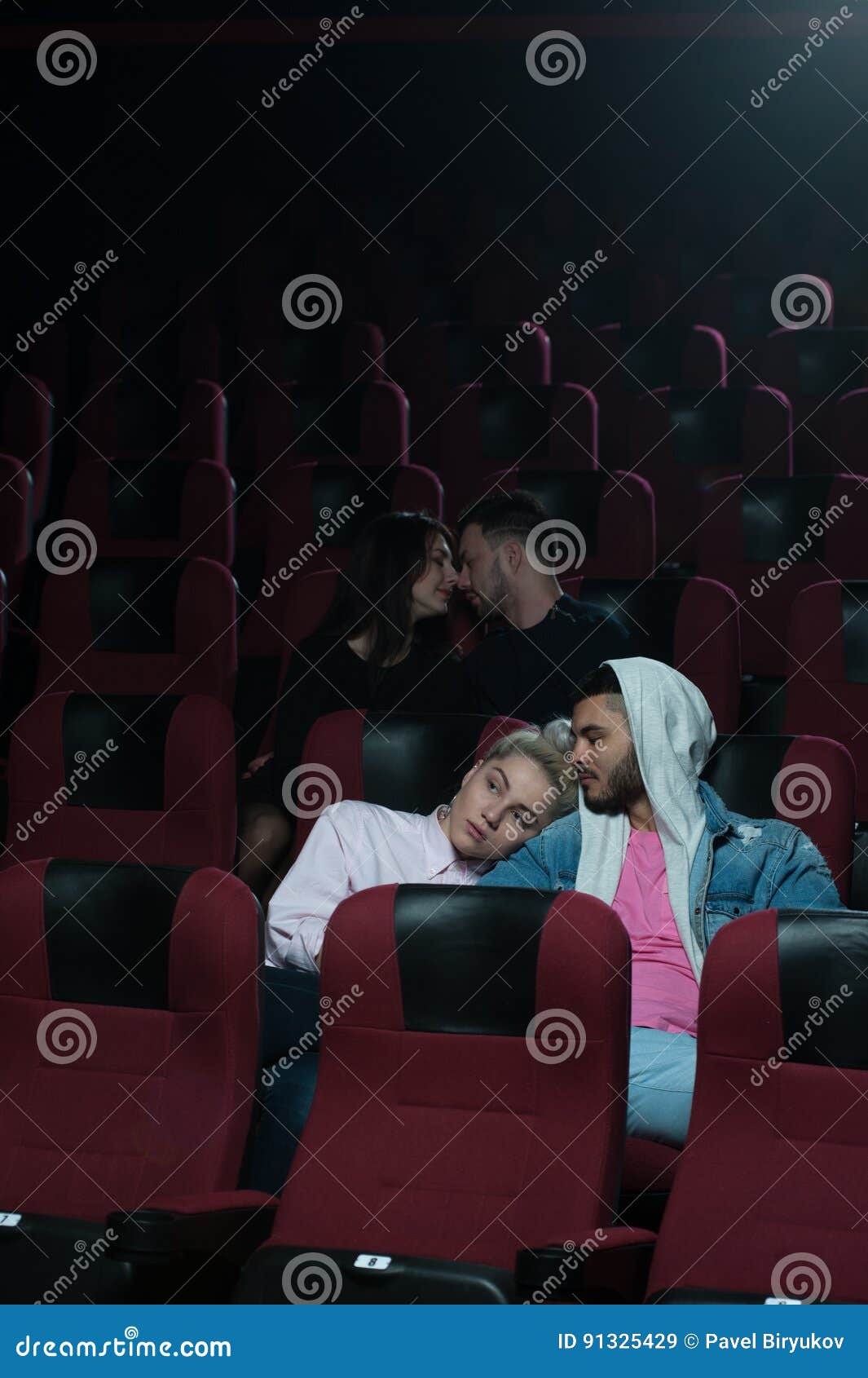 Кинотеатр обними расписание. Объятия в кинотеатре. Романтическая пара в кинотеатре. Поцелуй пары в кинотеатре. Пара в театре.