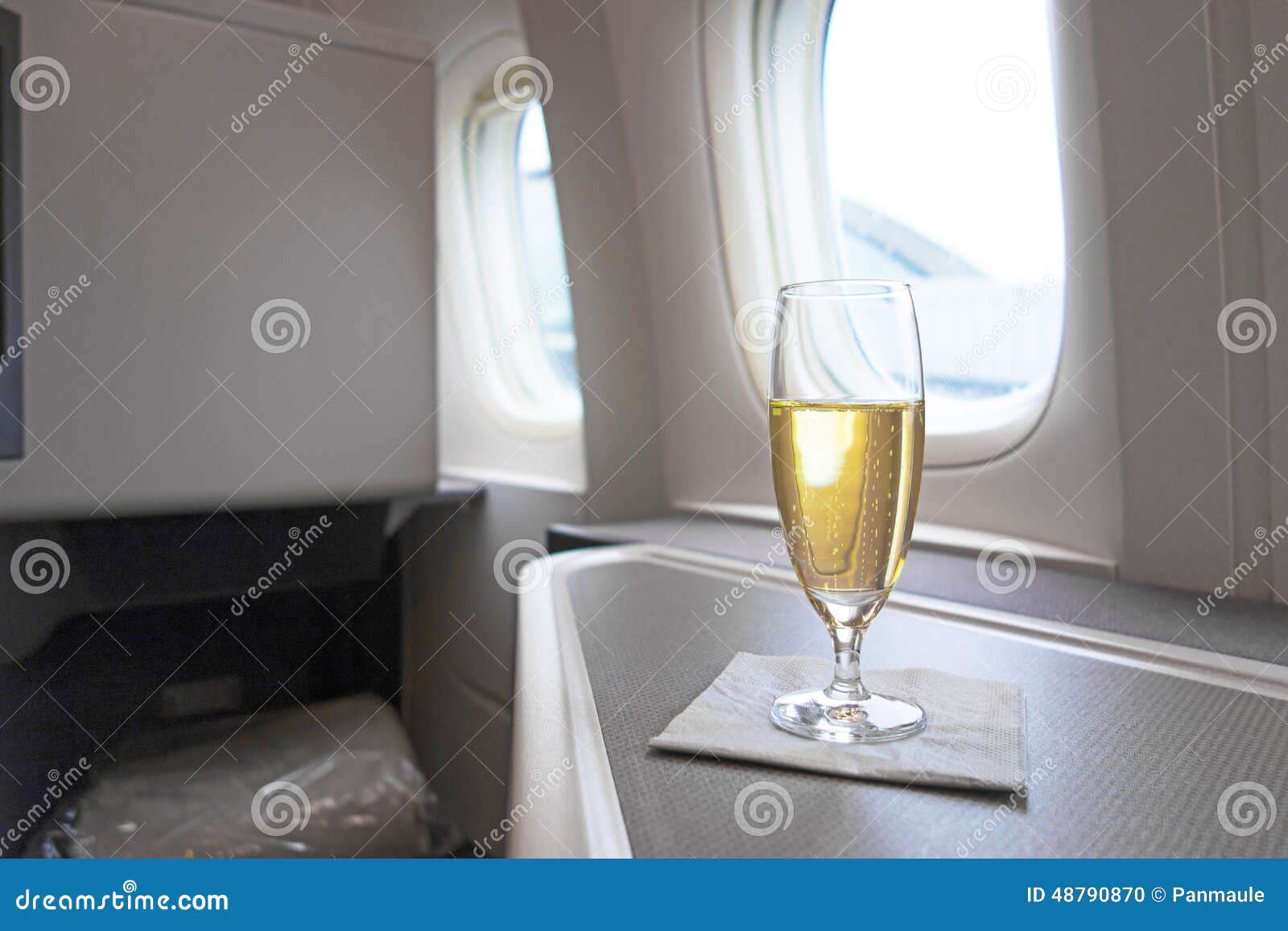Шампанское в самолете можно. Шампанское в бизнес классе Аэрофлот. Бизнес класс в самолете с бокалом шампанского. Фужеры шампанского в самолете. Самолет бизнес класс шампанское.