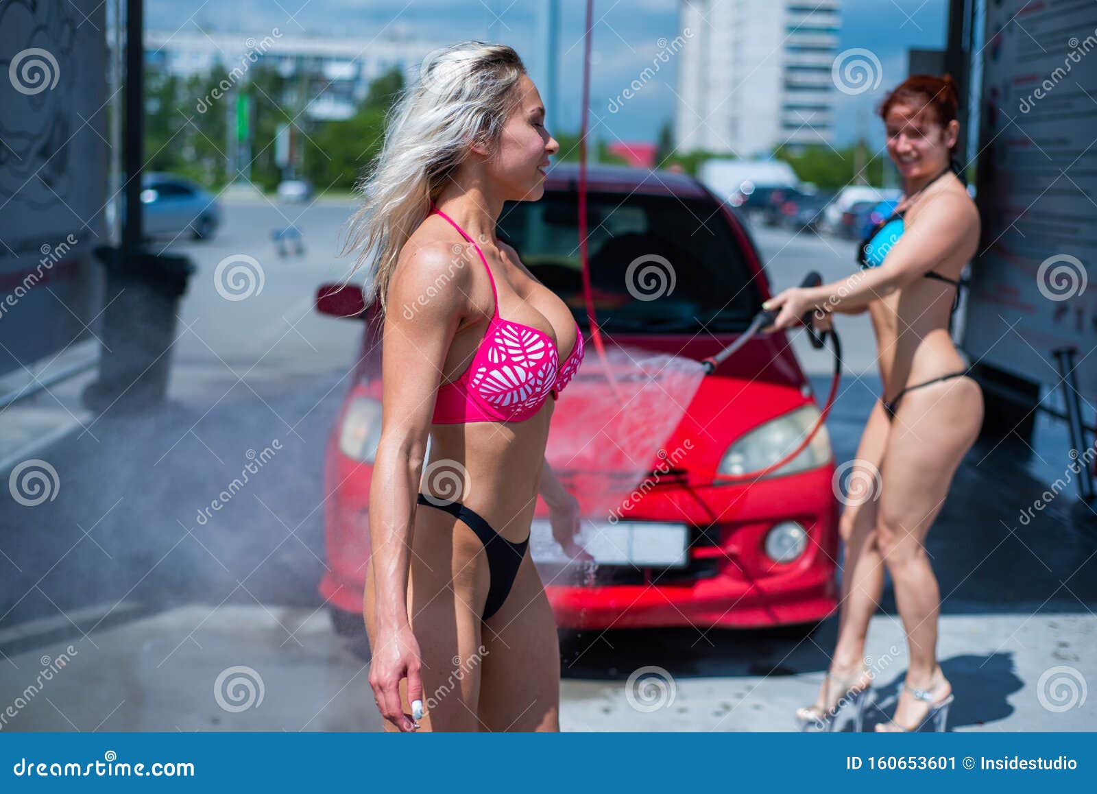 Девушка мыла машину 