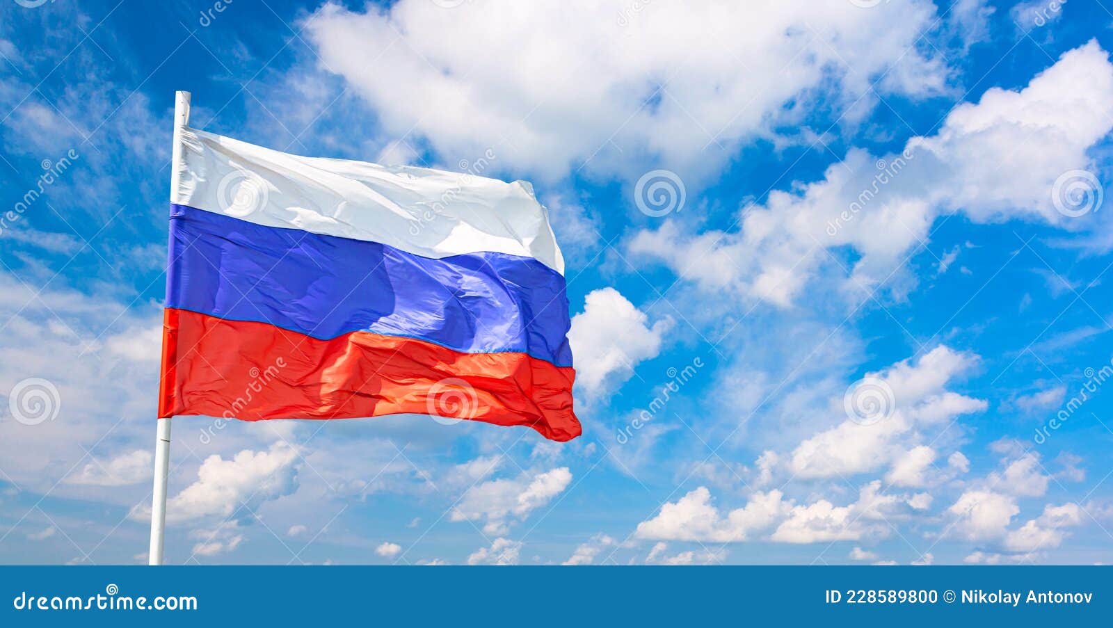 российский флаг на фоне голубого облачного неба Стоковое Фото - изображение  насчитывающей свобода, москва: 228589800
