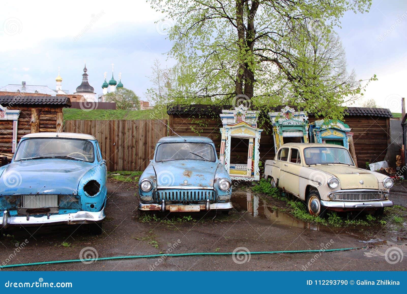 Россия: Старые советские автомобили ` Волги ` бренда Редакционное  Изображение - изображение насчитывающей историческо, покрашено: 112293790