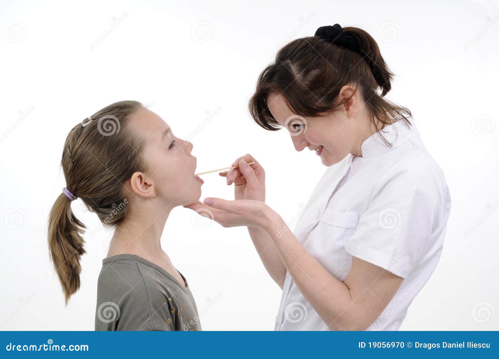 Дочка рот рассказ. Маленькая девочка рот доктор. Доктор изучает девочку подростка. Доктор осматривает рот девочки. Врач смотрит рот девочки.