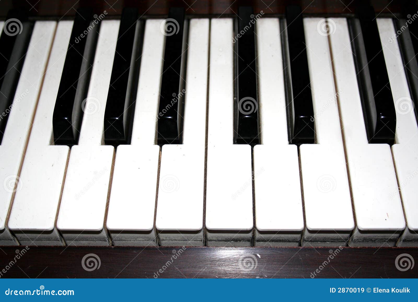 Снимаю с клавиши рояль. Купка клавиши пианино. Пожелтели пластиковые клавиши пианино. Клавиши пианино рычаг. Перо и клавиатура рояля.