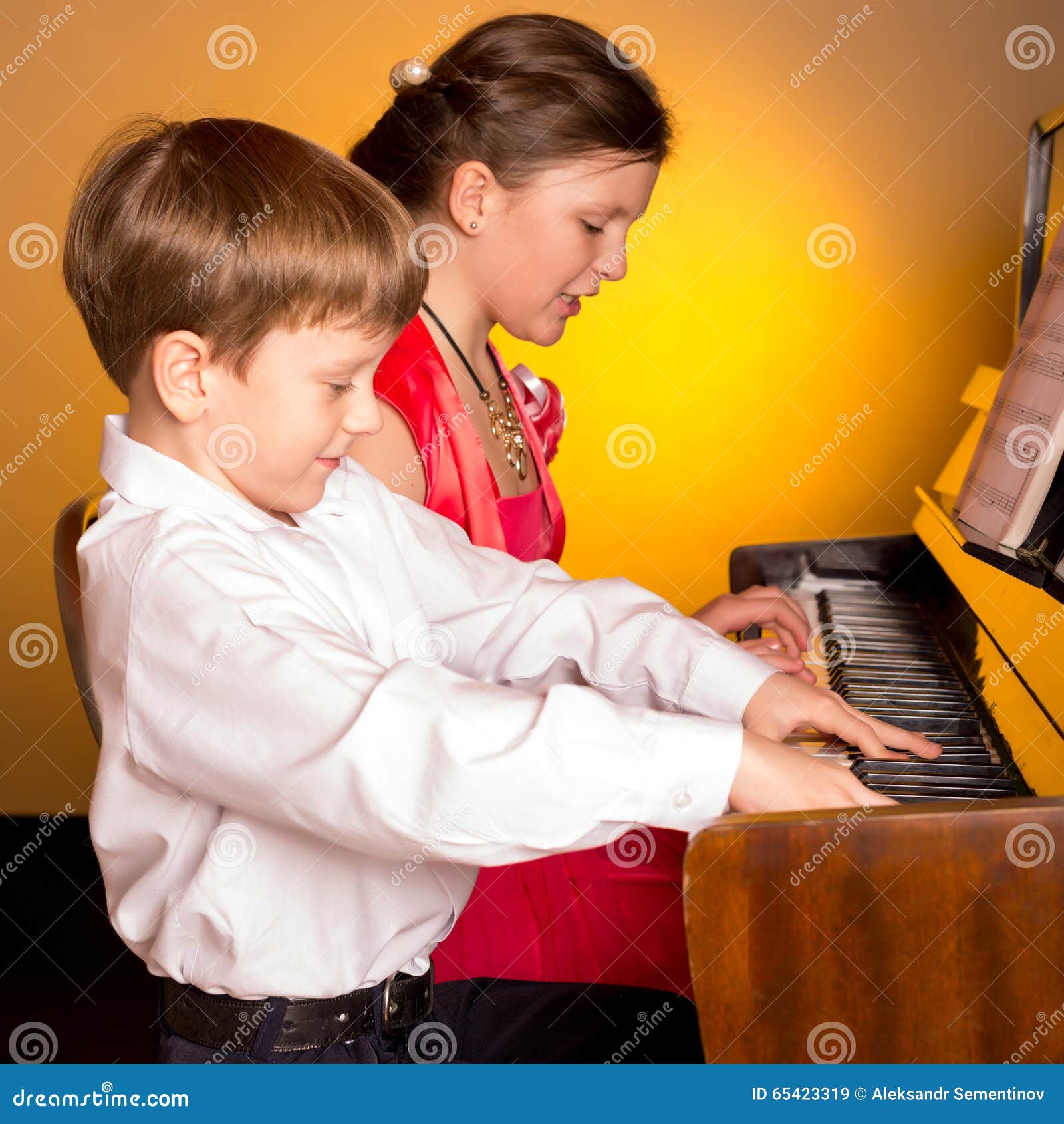 Sister play piano. Мальчик и девочка играют на пианино. Сестра играет на пианино. Девочка играет на пианино с братом. Старший брат пианино.