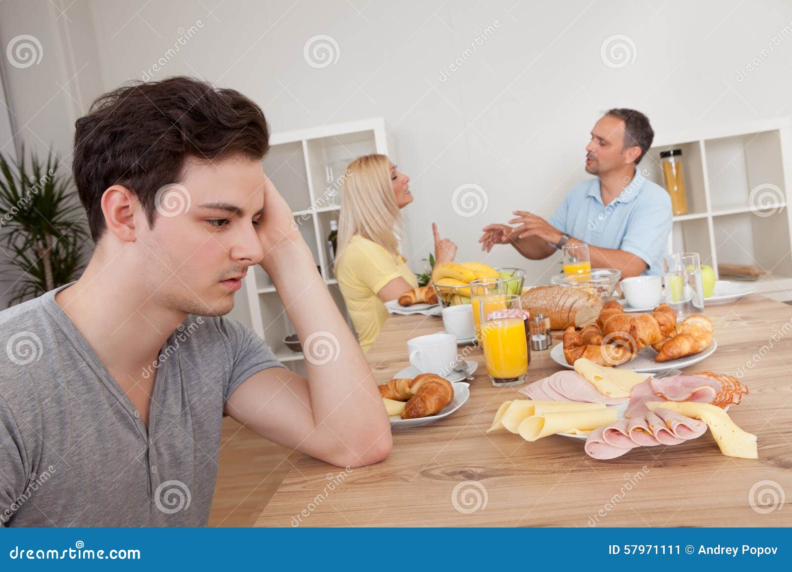 Спорю с отцом. Люди сидят за столом и спорят. Разговор с отцом на кухне.