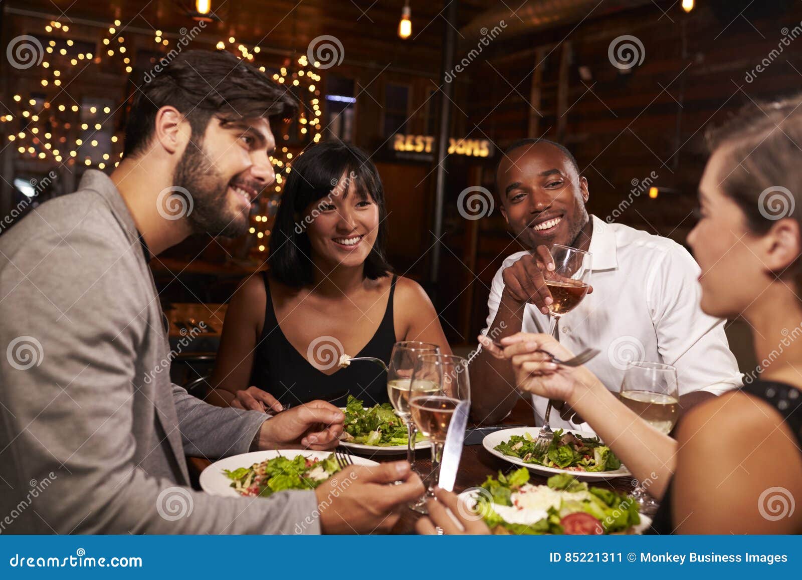 I going out to restaurants. люди в кафе. Dinner at the restaurant фото горизонтальная. ресторан гости. двойное свидание америка.