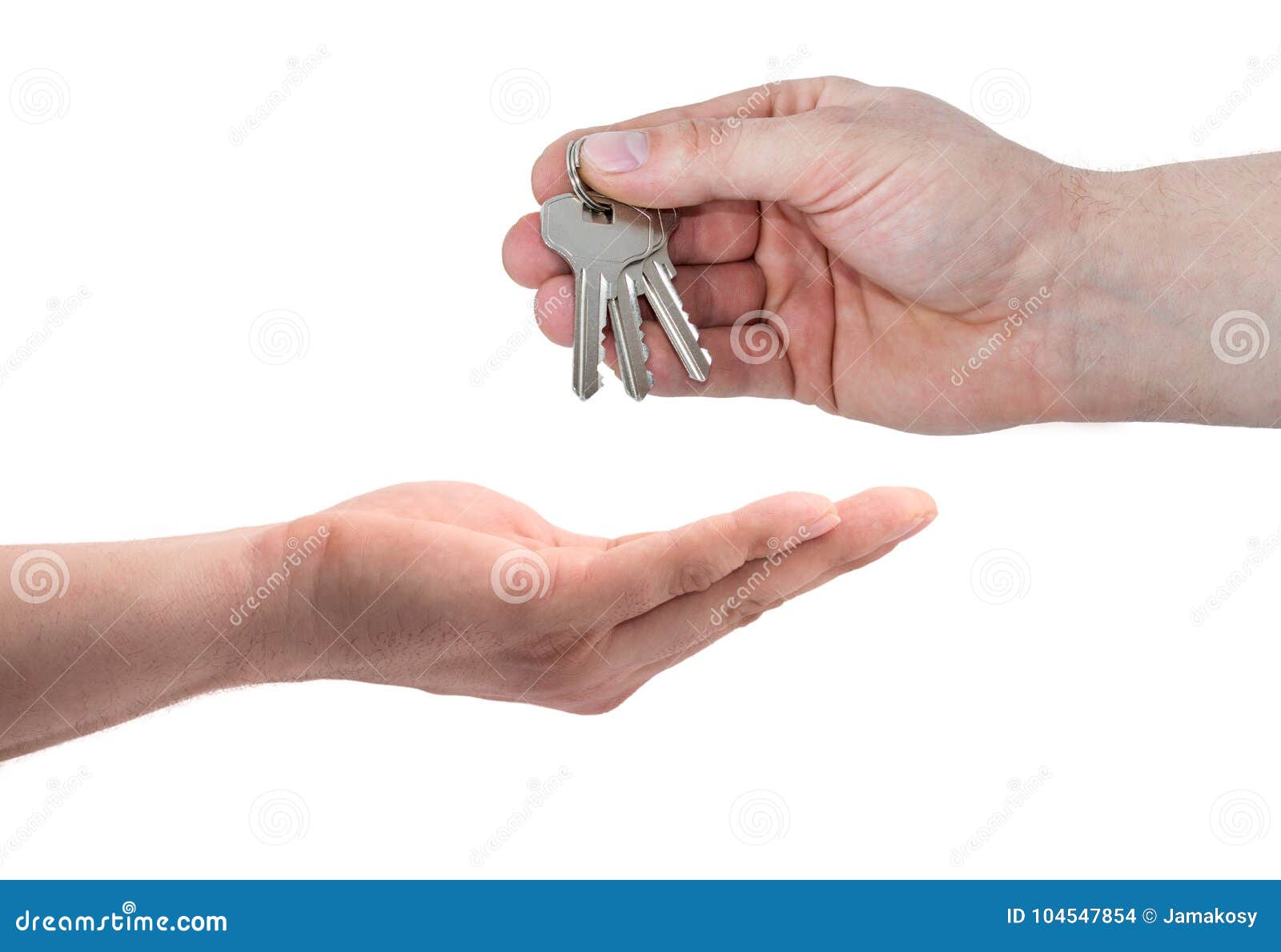 Мужчина дает ключи. Ключ в руках агента. Руки агентов. Дай ключ.