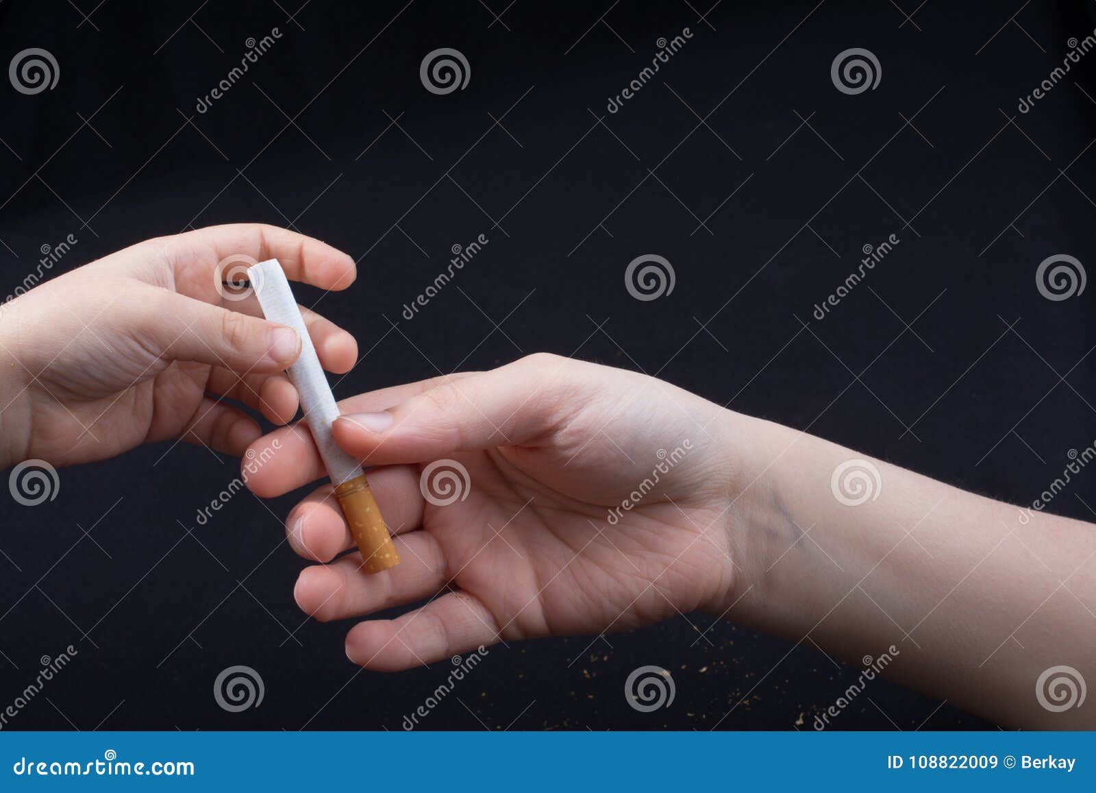 Почему не тянуться сигареты. Протянутая сигарета. Рука с сигаретой. Рука тянется к сигарете. Рука протягивает сигарету.