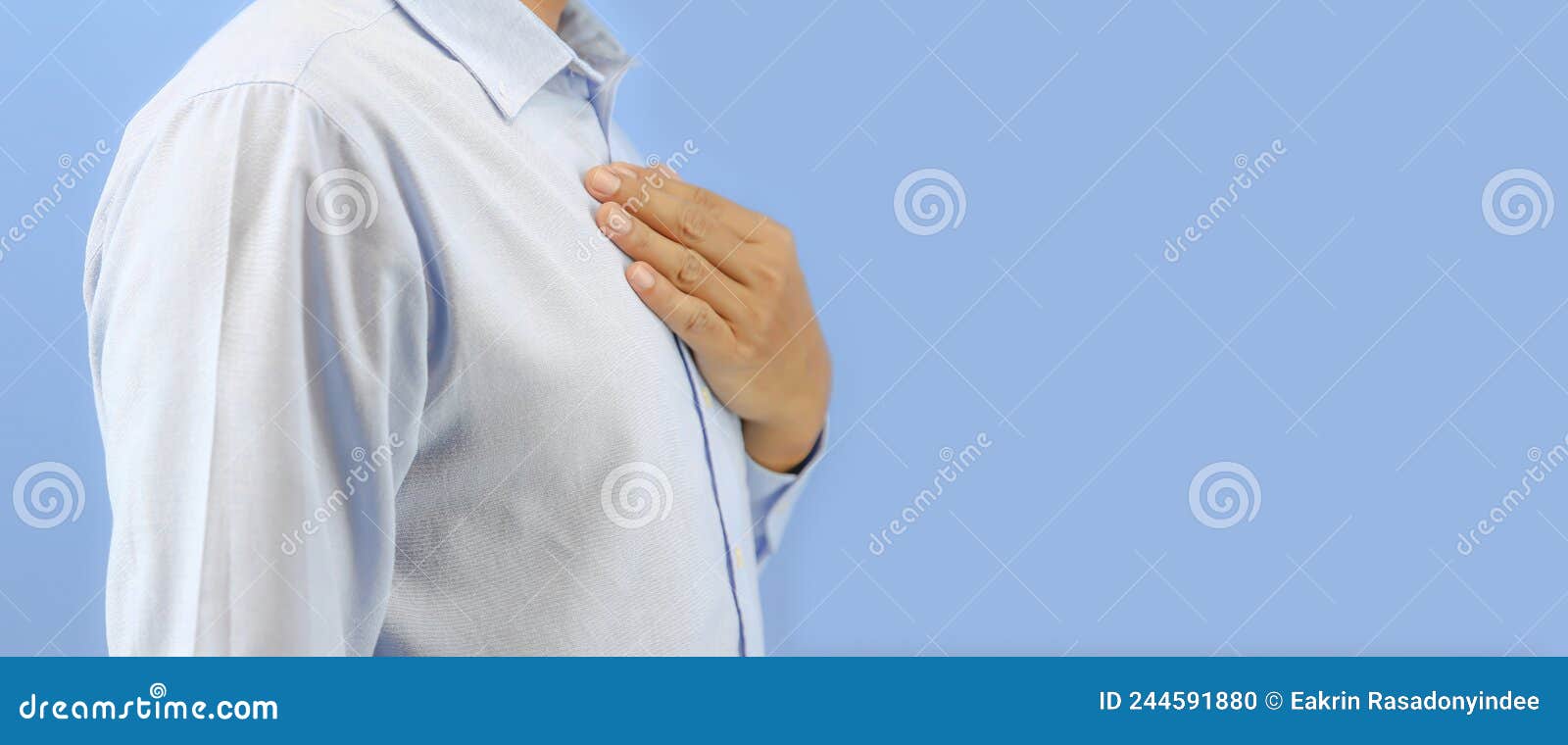 рука держала грудную клетку, как боль в груди или ощущения в центре груди, и медицинское обслуживание для лечения болезни Стоковое Фото - изображение насчитывающей внимательность, жара: 244591880