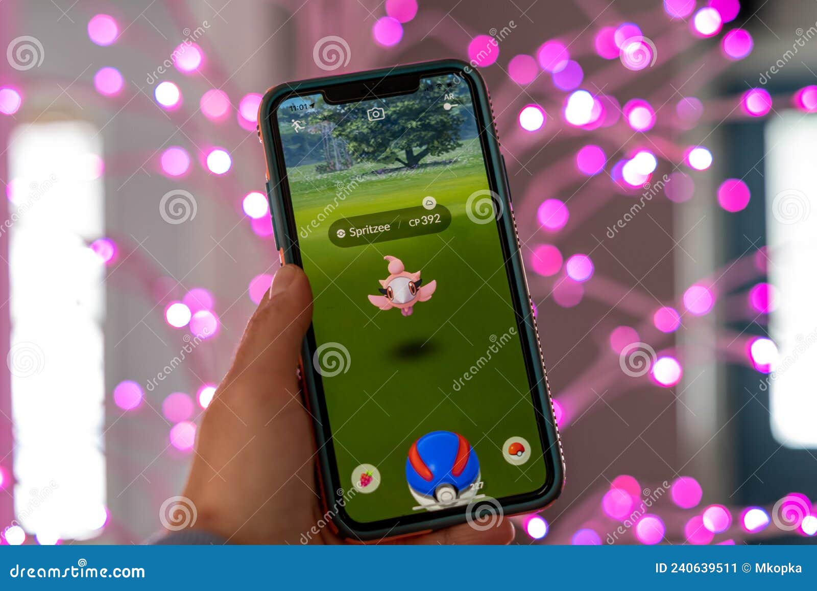 рука держит смартфон, играя в игру Pokemon Go мобильный телефон  Редакционное Фото - изображение насчитывающей реальность, рука: 240639511